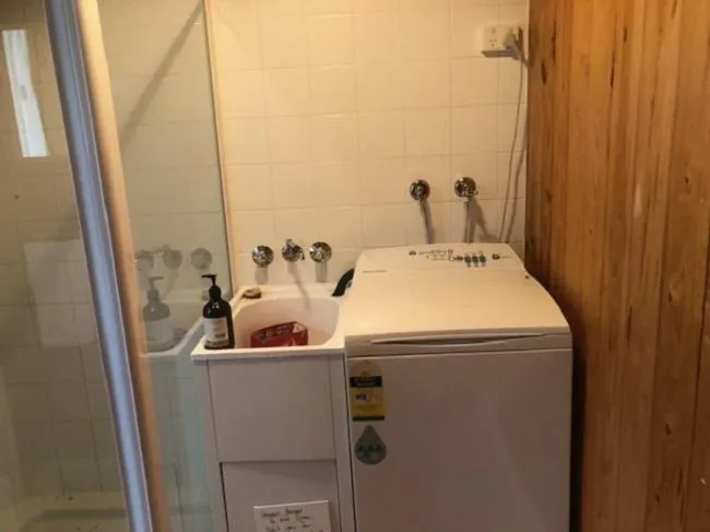 Shower in Girraween Country Inn