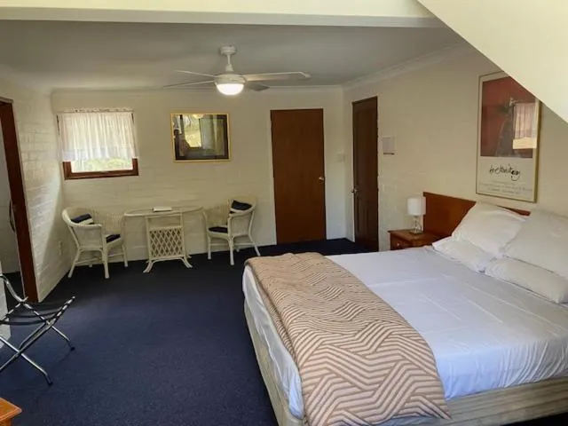 Seating area, Bed in Girraween Country Inn