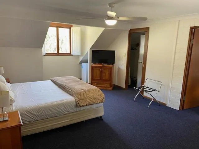 Bedroom, Bed in Girraween Country Inn