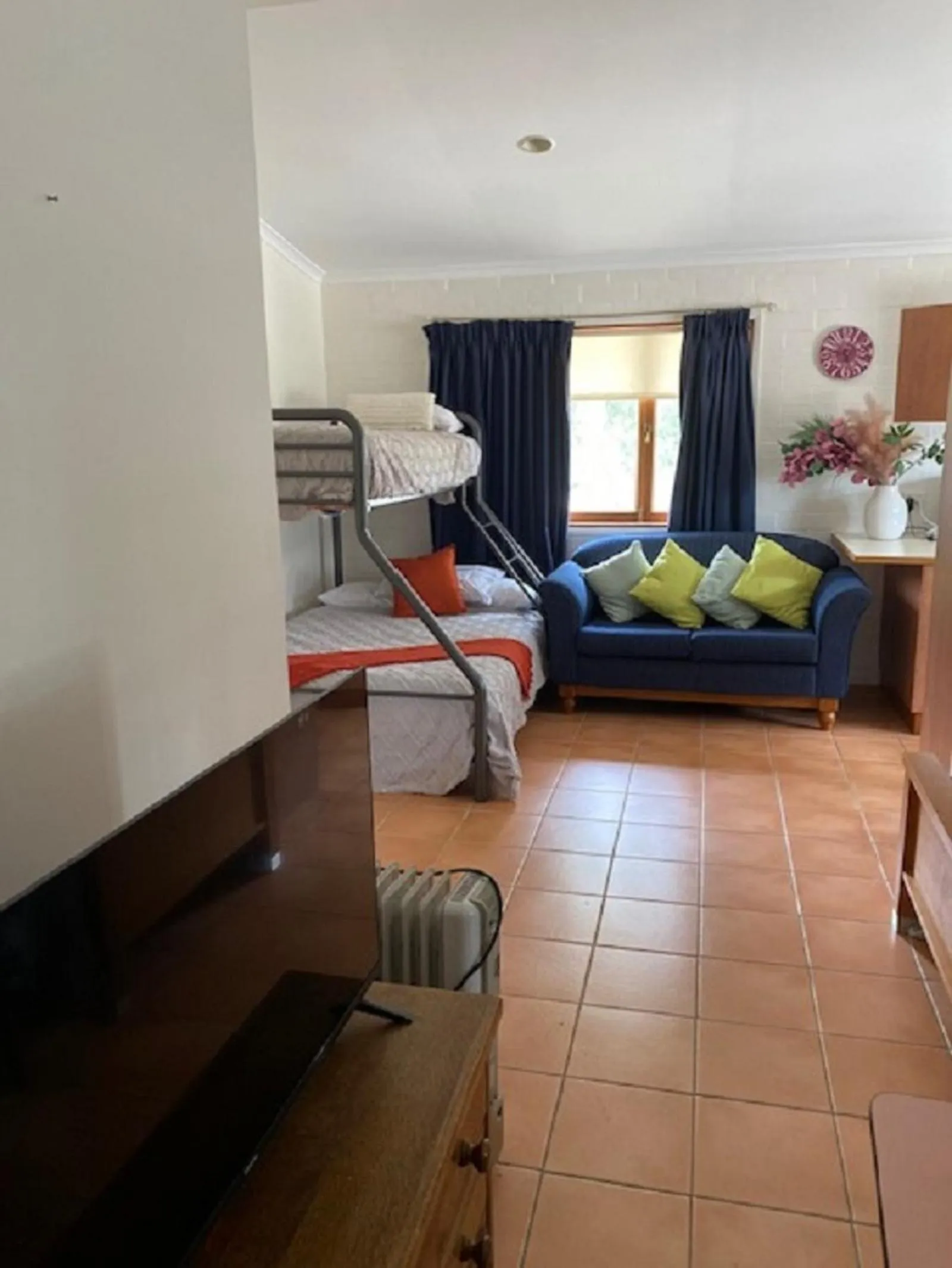 Living room, Bed in Girraween Country Inn