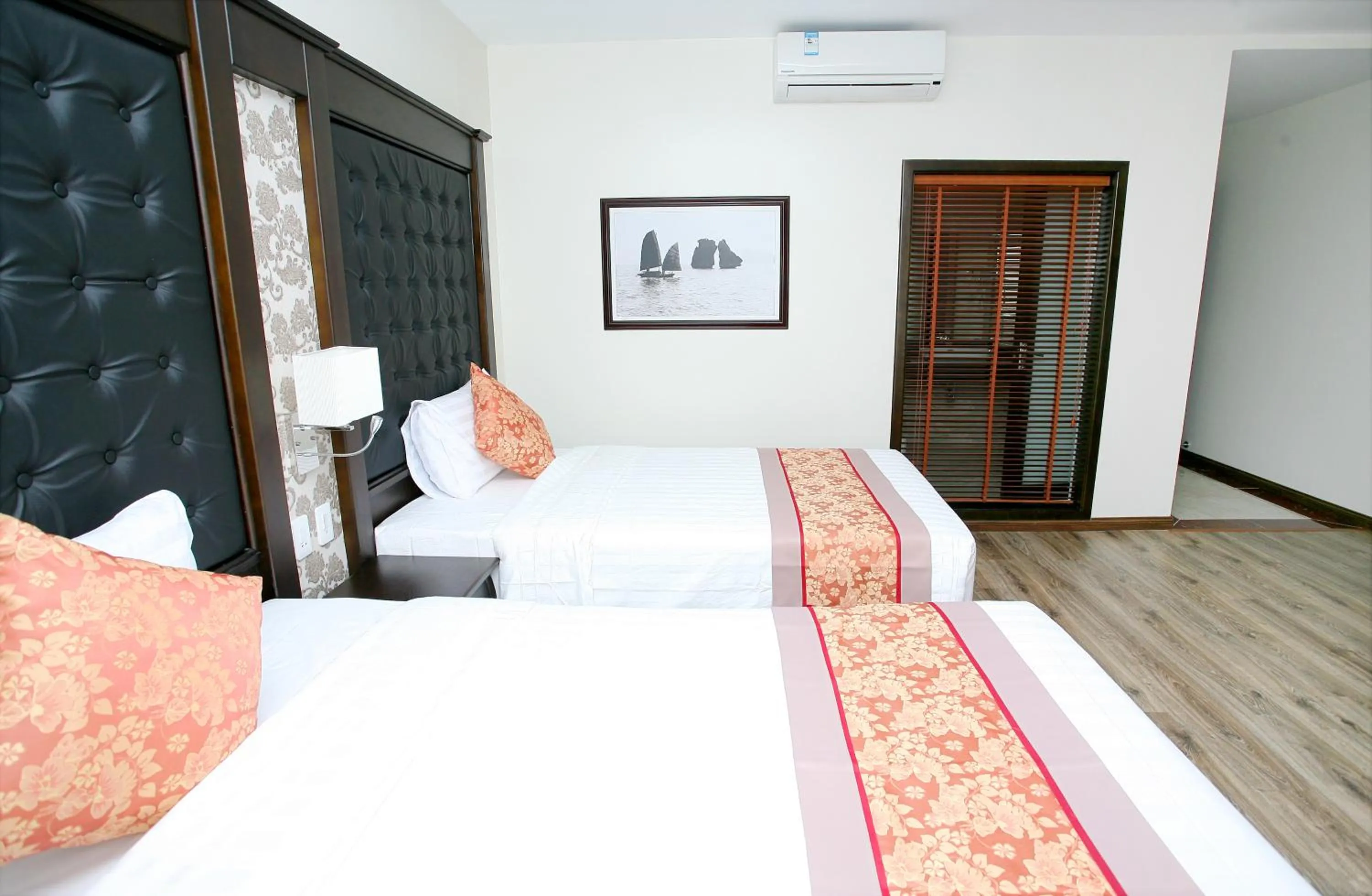 Photo of the whole room, Bed in Ha Long Park Hotel