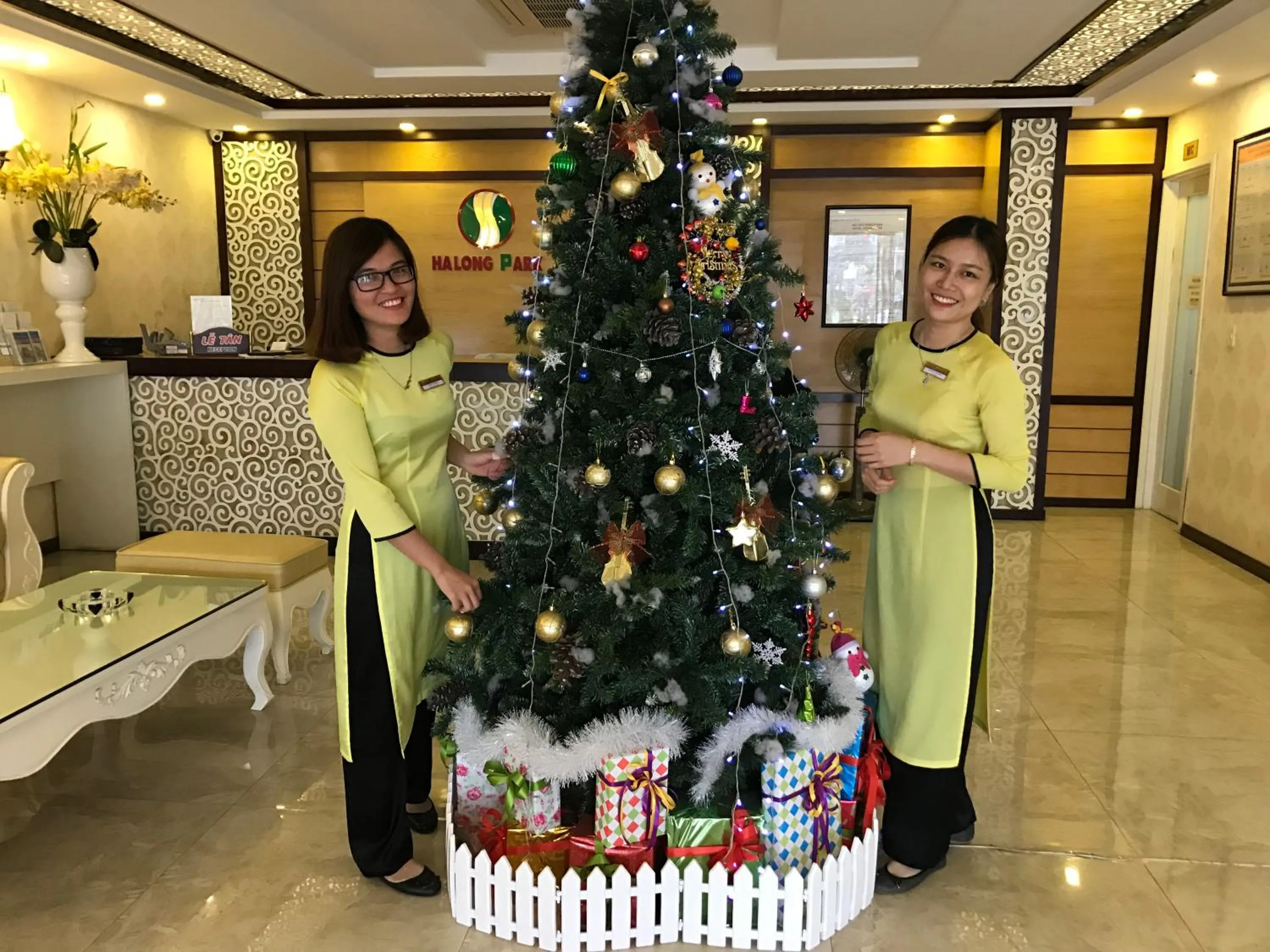 Communal lounge/ TV room in Ha Long Park Hotel