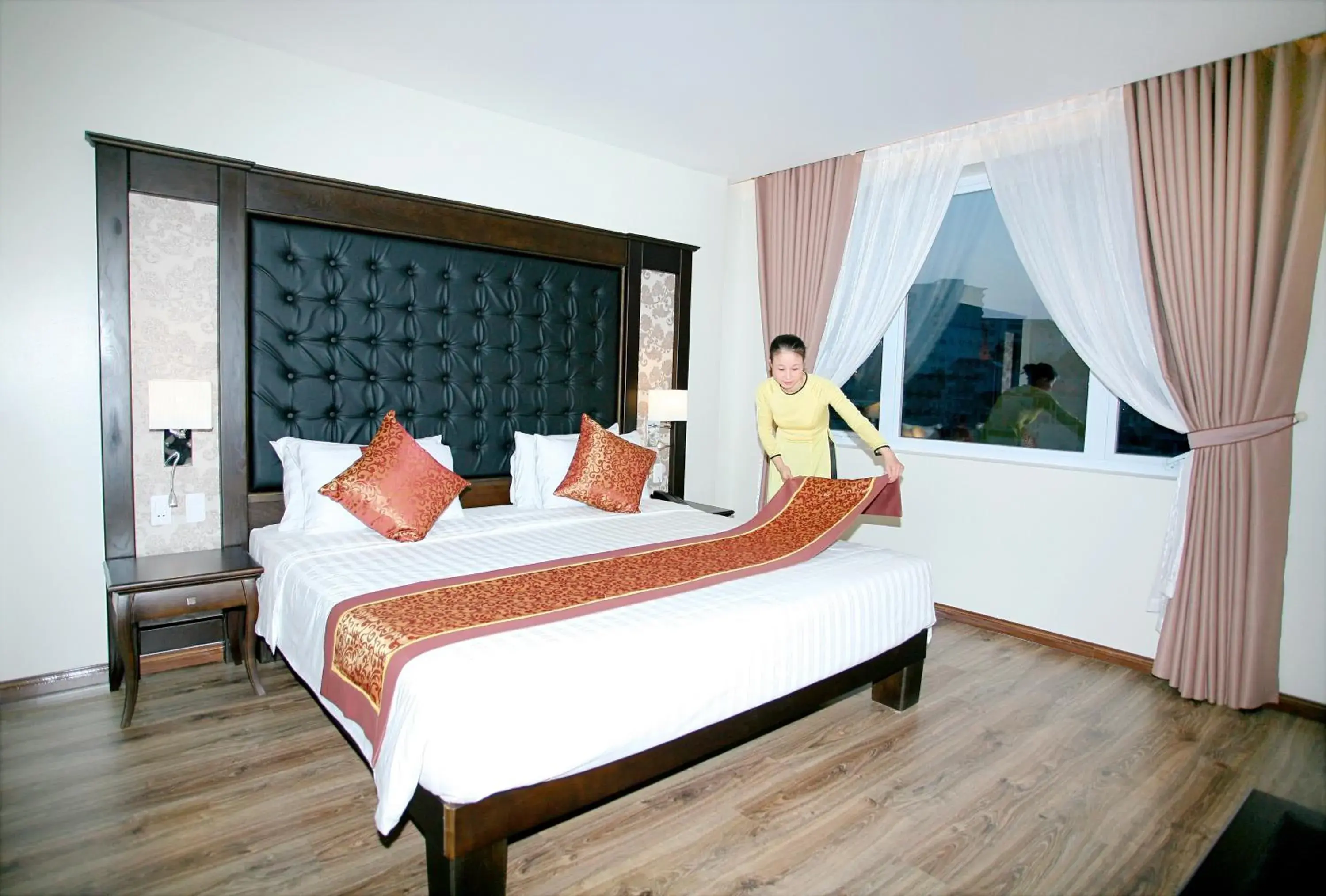 Staff, Bed in Ha Long Park Hotel Staff, Bed in Ha Long Park Hotel