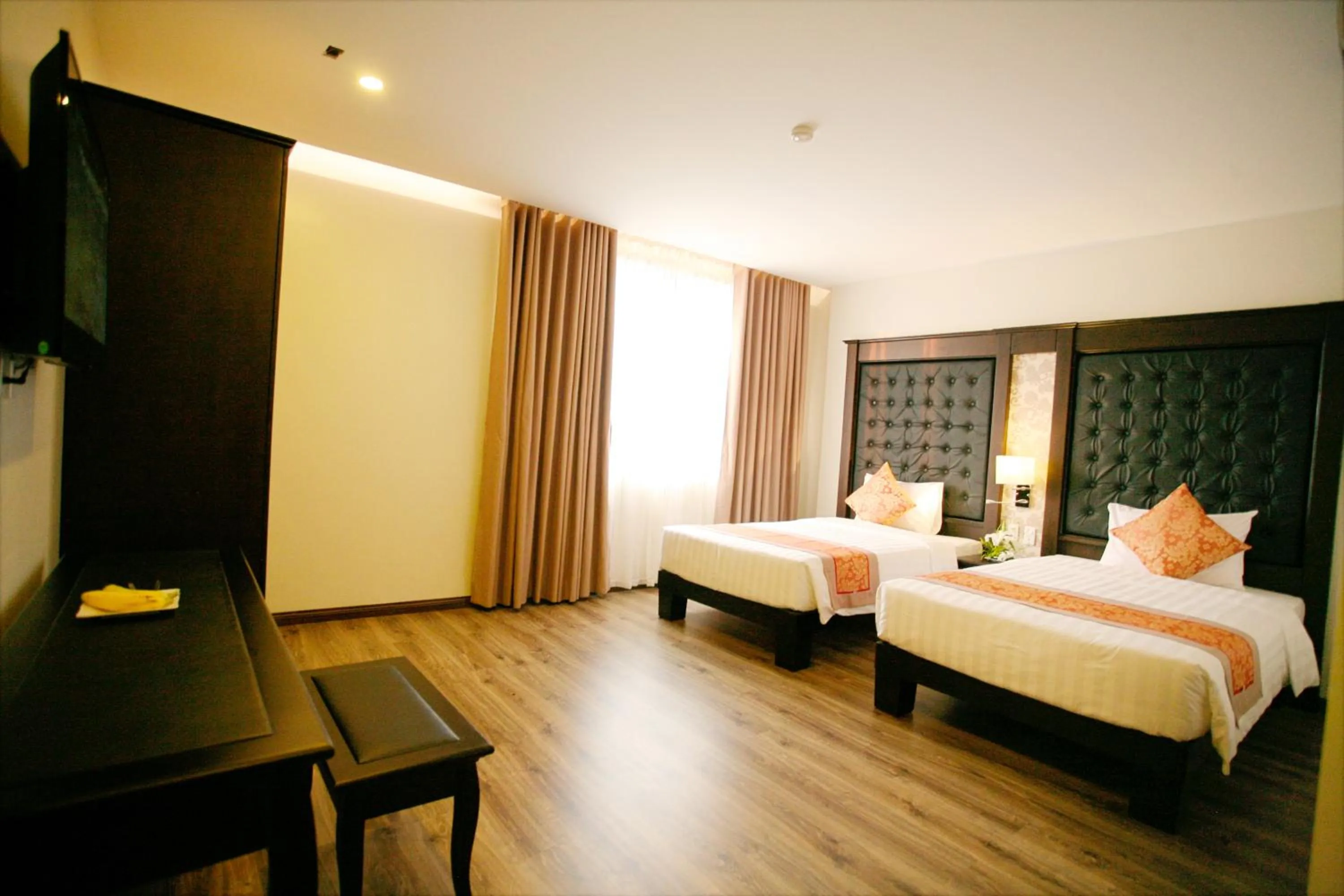 Photo of the whole room, Bed in Ha Long Park Hotel