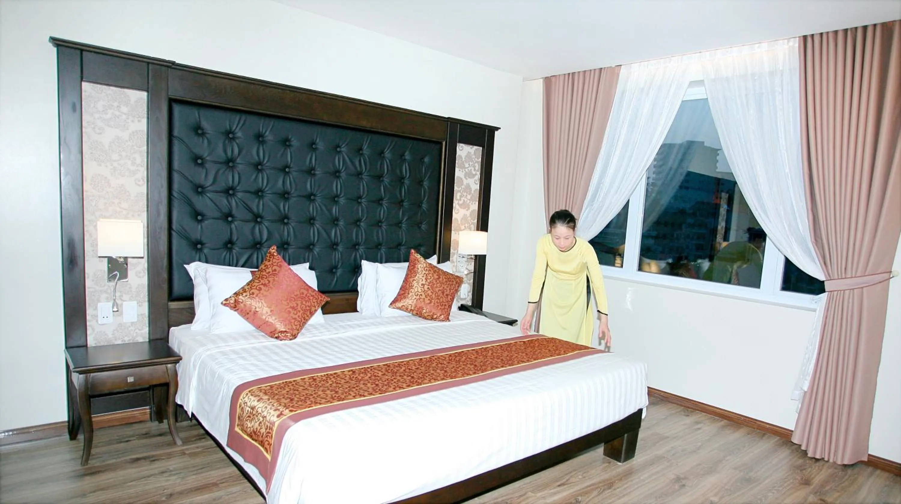 Staff, Bed in Ha Long Park Hotel