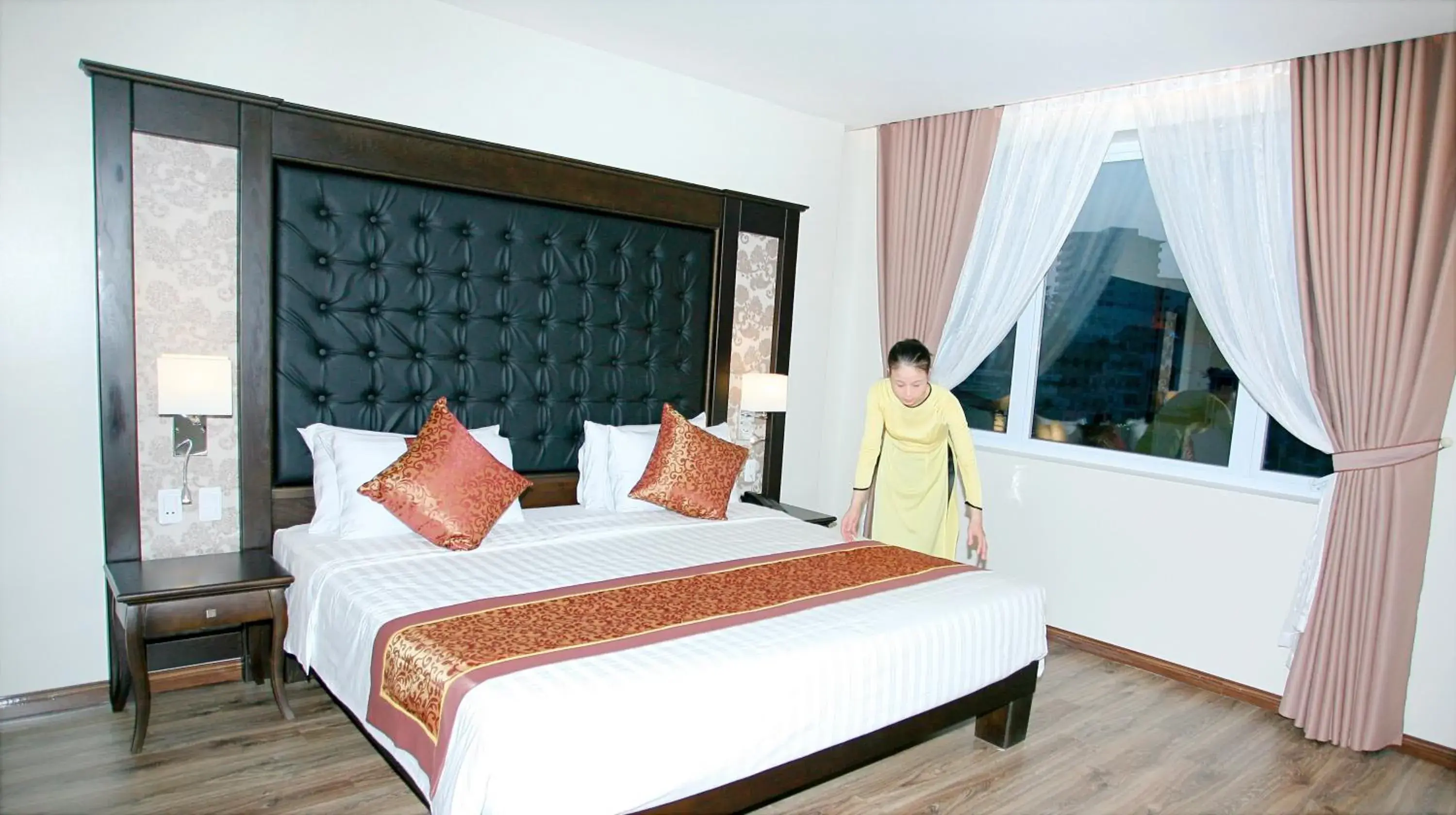 Staff, Bed in Ha Long Park Hotel Staff, Bed in Ha Long Park Hotel