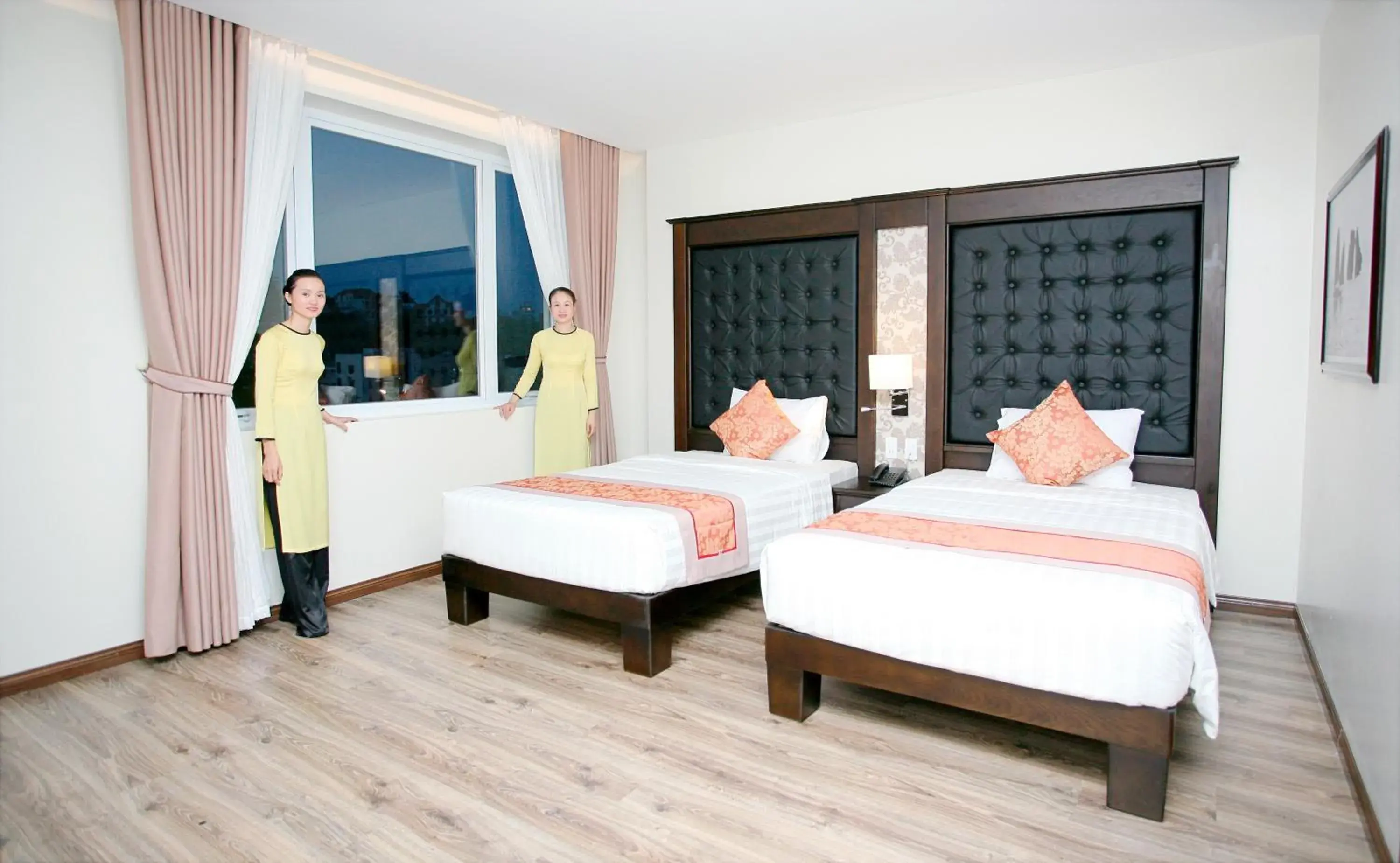 Staff, Bed in Ha Long Park Hotel Staff, Bed in Ha Long Park Hotel