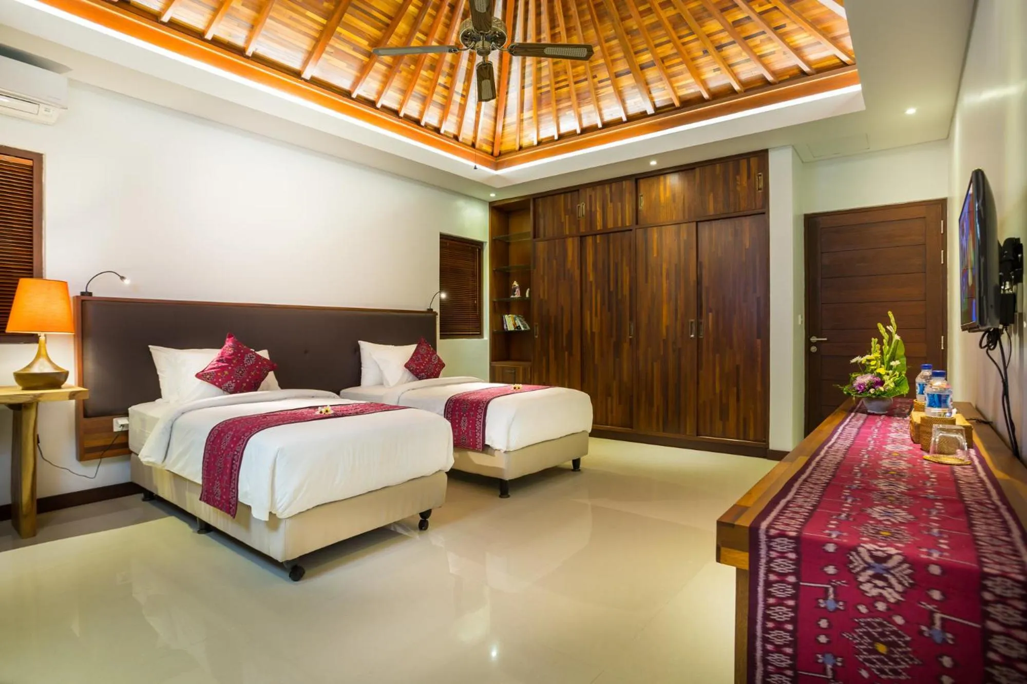 Photo of the whole room, Bed in La Bali Sanur