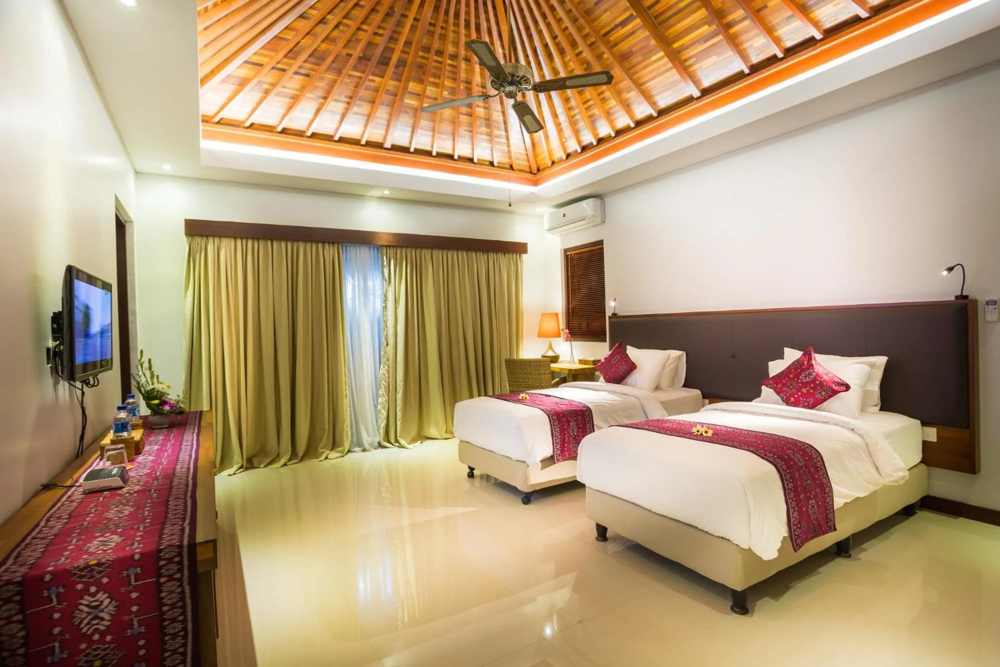 Photo of the whole room, Bed in La Bali Sanur