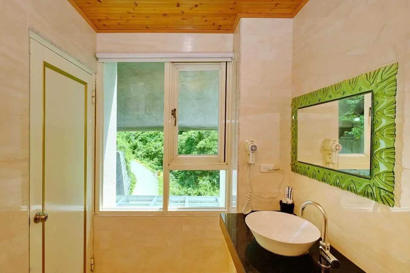 Quadruple Room with Private Bathroom in 七星潭海灣民宿-附電梯-車位-充電樁 Quadruple Room with Private Bathroom in 七星潭海灣民宿-附電梯-車位-充電樁