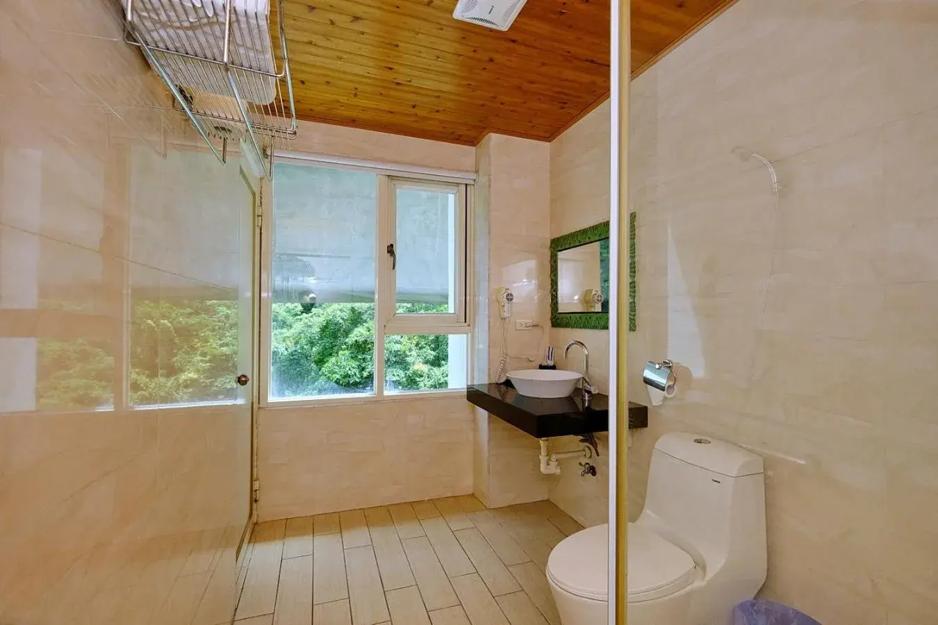 Quadruple Room with Private Bathroom in 七星潭海灣民宿-附電梯-車位-充電樁 Quadruple Room with Private Bathroom in 七星潭海灣民宿-附電梯-車位-充電樁