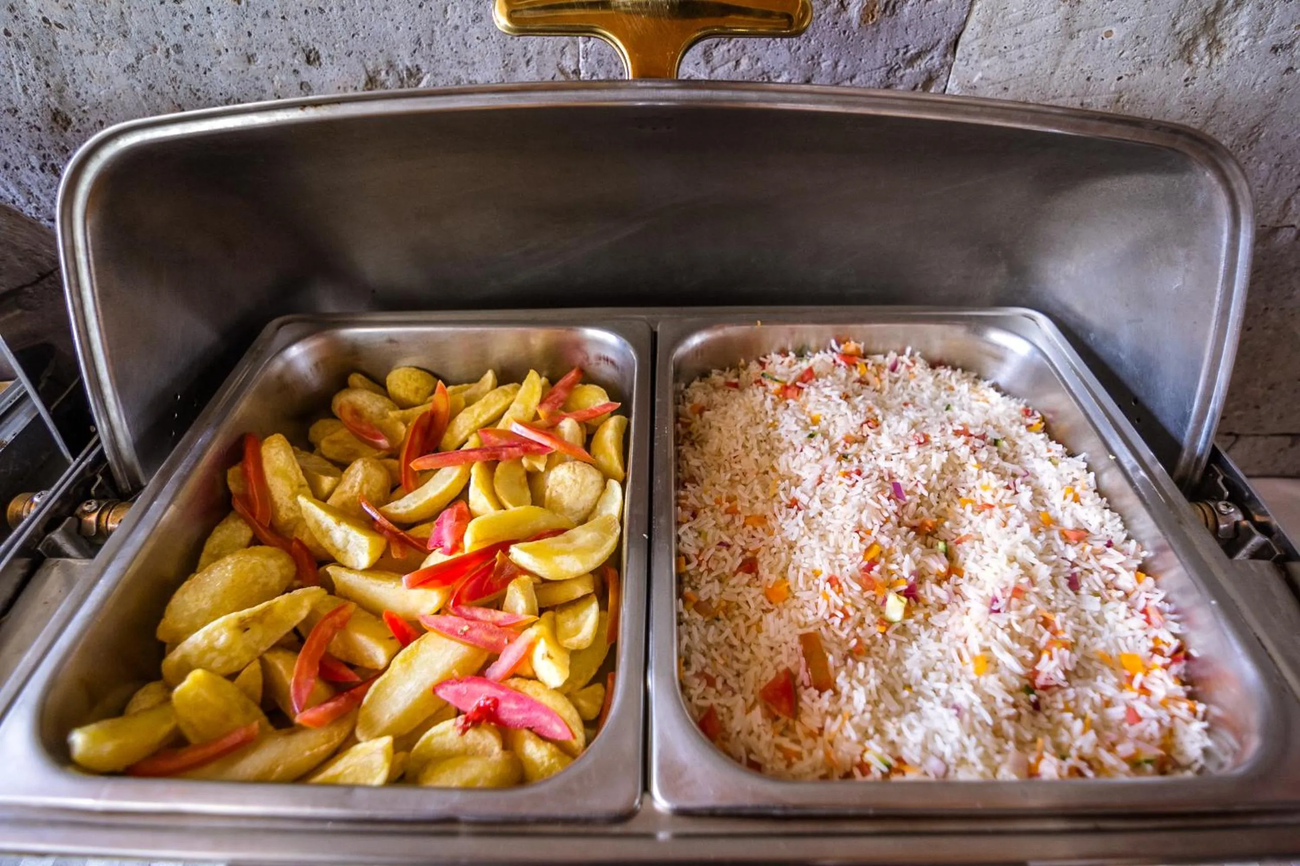 Food and drinks in Chak Guesthouse & Conference Center