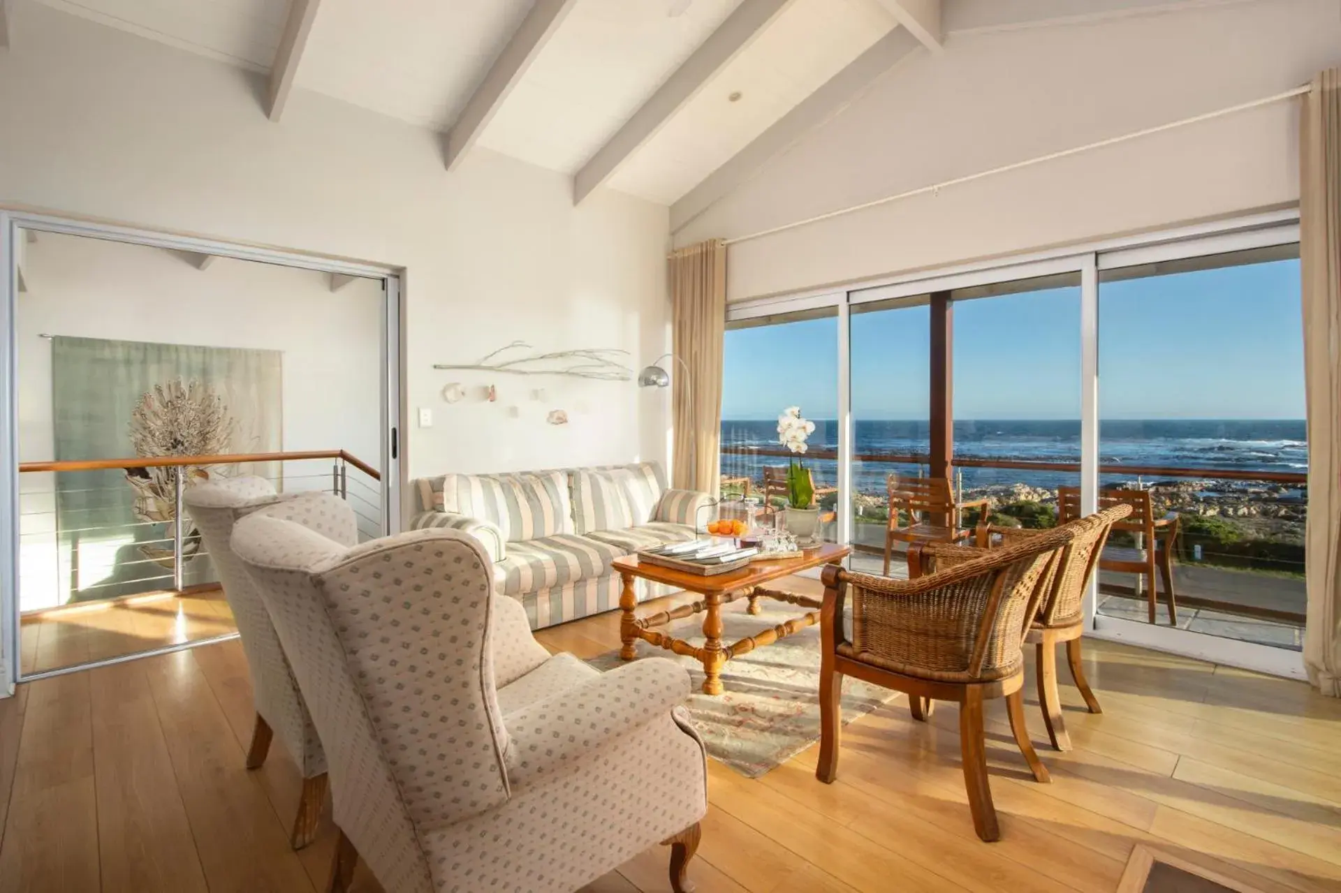 Lounge or bar in 138 Marine Beachfront Guesthouse Lounge or bar in 138 Marine Beachfront Guesthouse