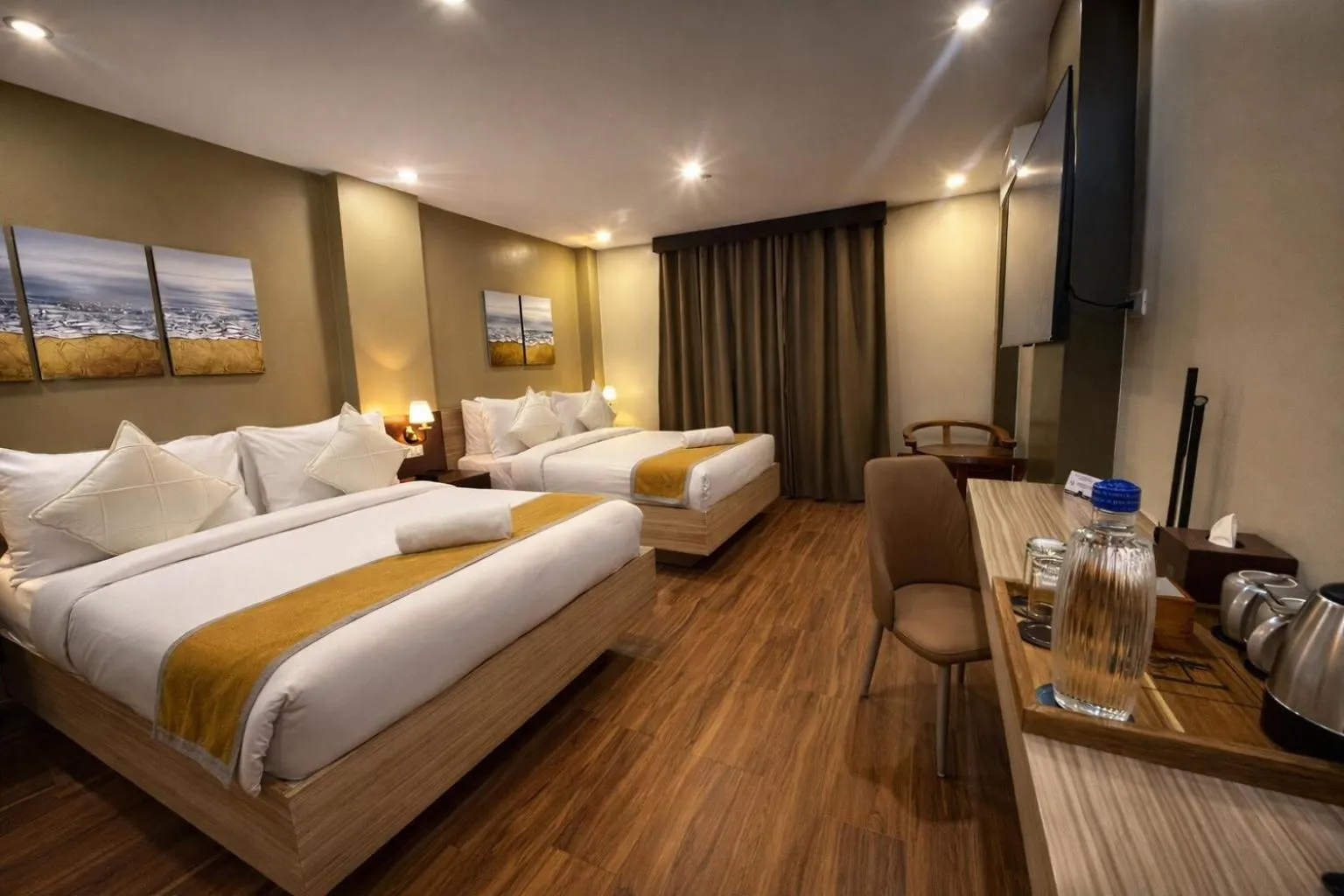 Deluxe Queen Room in Hollywood Hotel Puerto Princesa