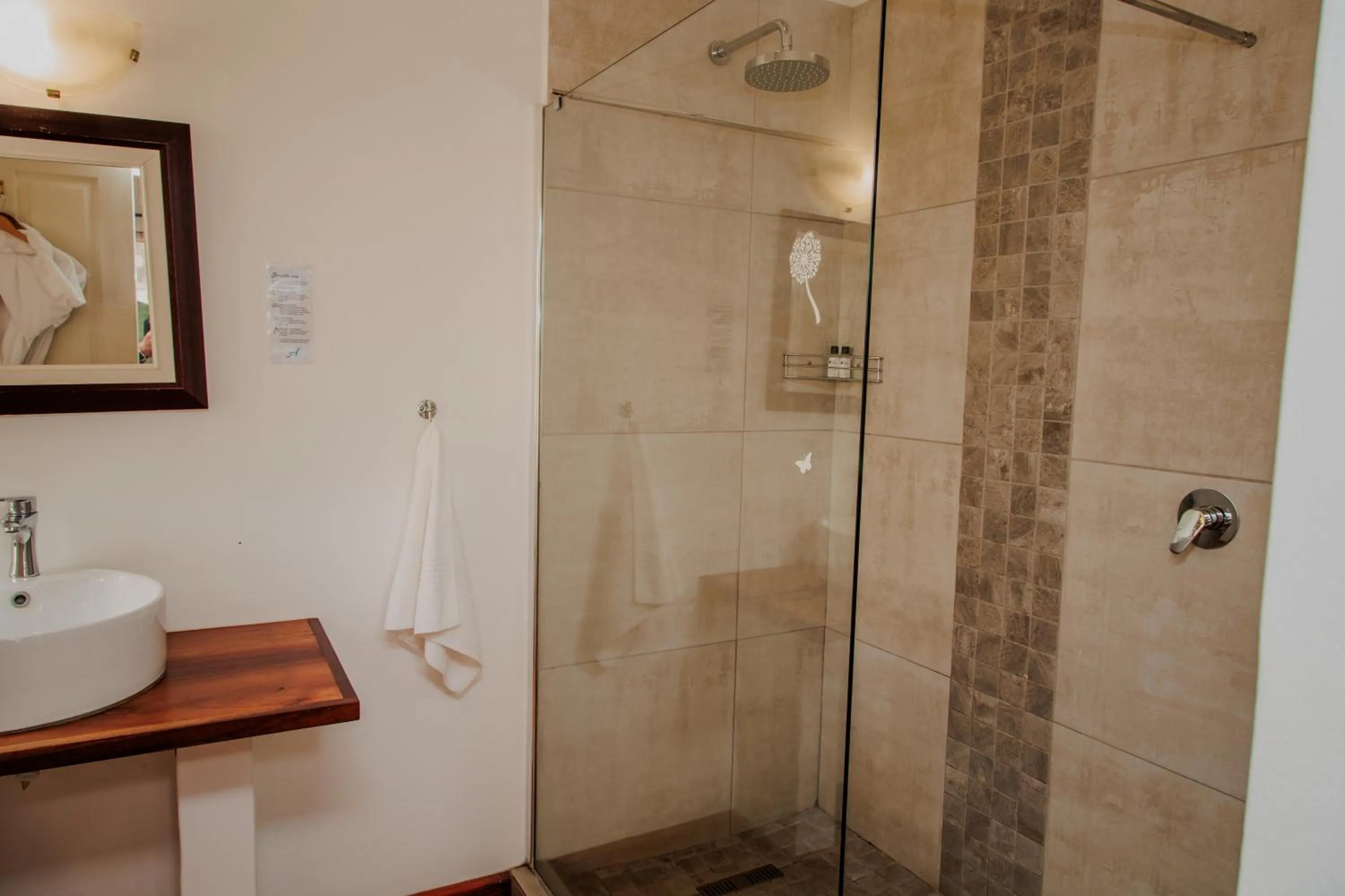 Shower in Aan de Oever Guesthouse