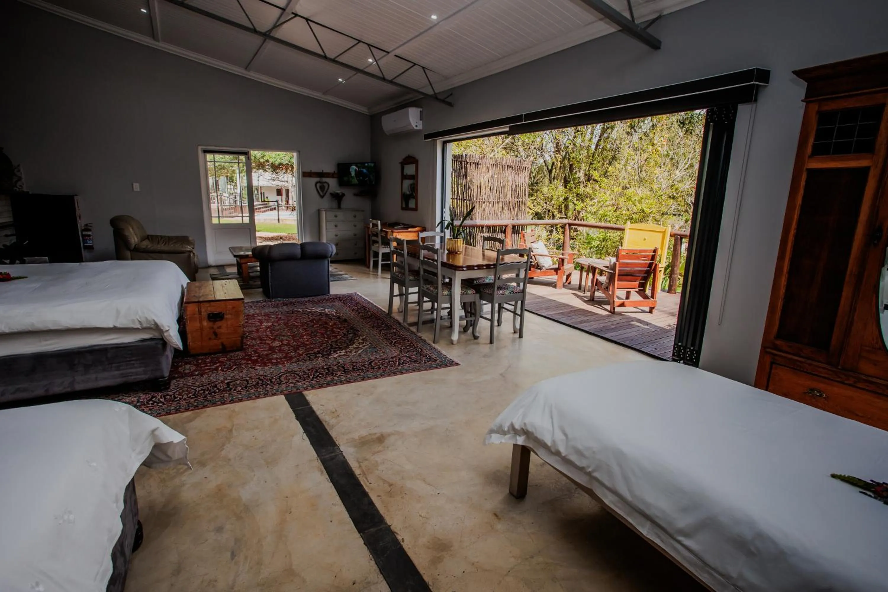 Patio, Bed in Aan de Oever Guesthouse