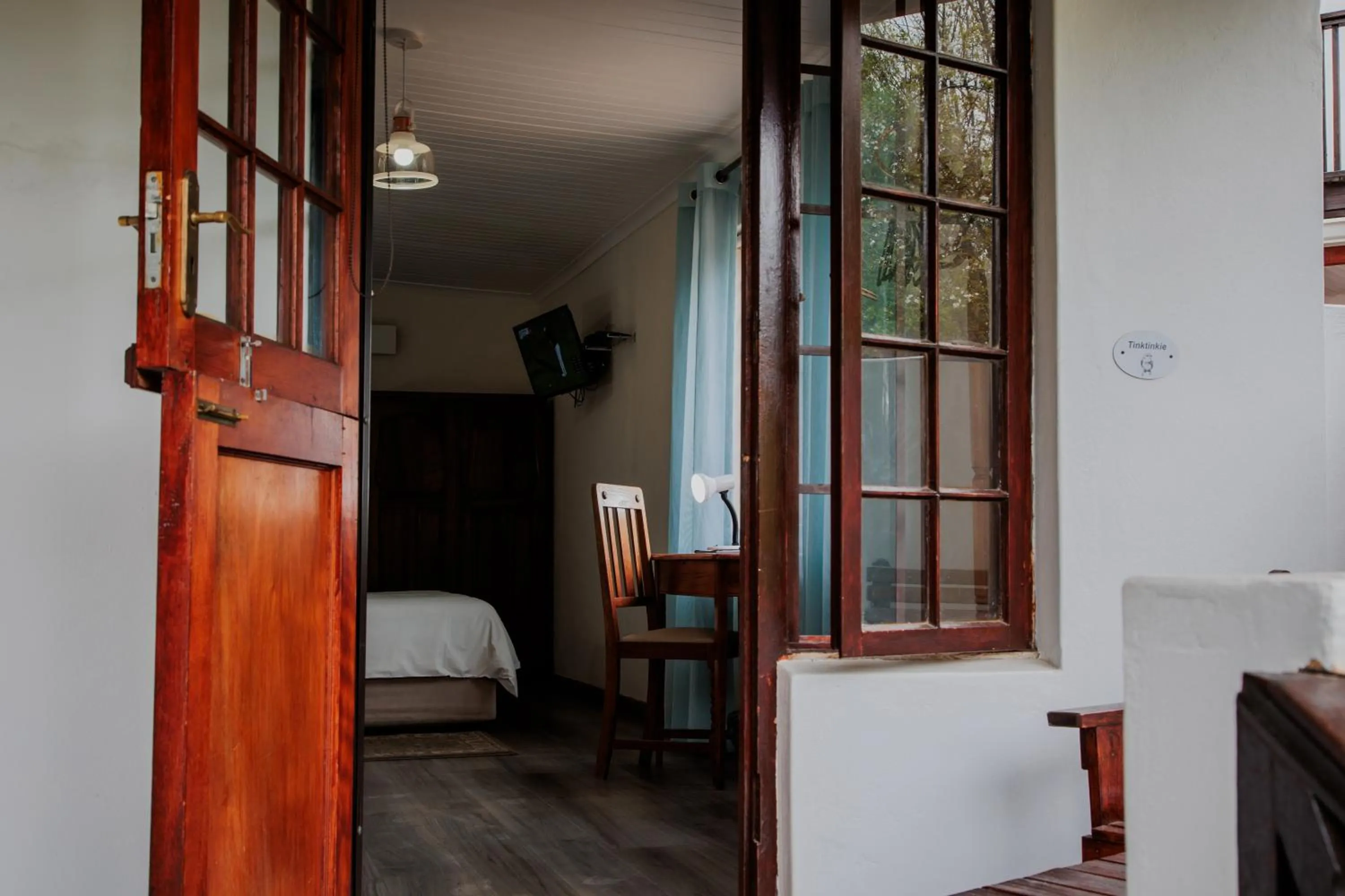 Facade/entrance, Bed in Aan de Oever Guesthouse