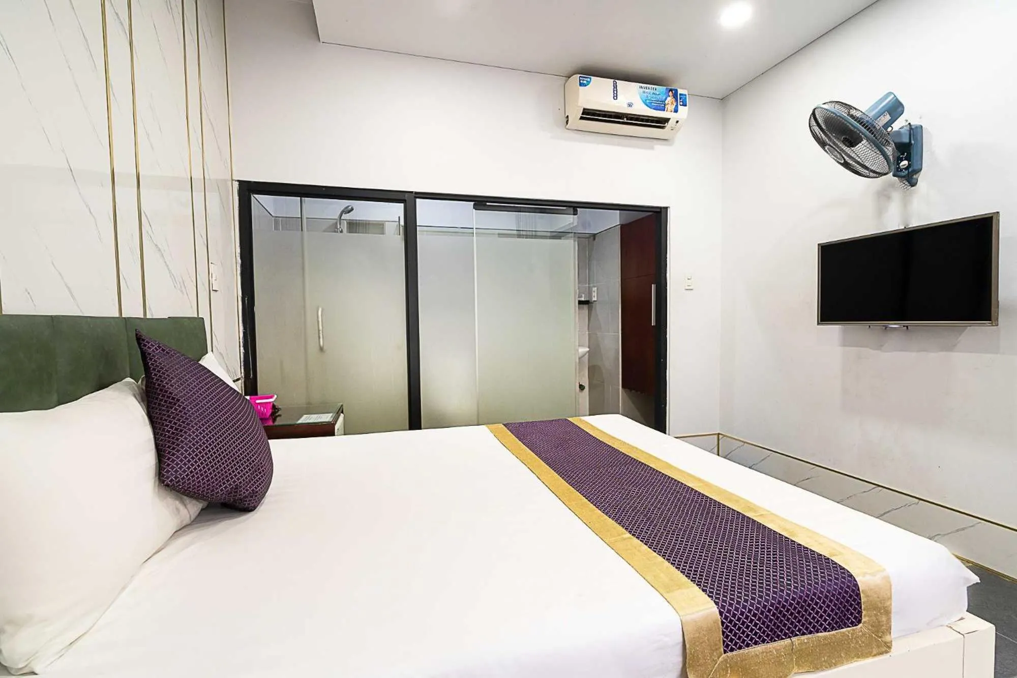 Bathroom, Bed in Collection O Duc Dat Hotel - Go Vap District