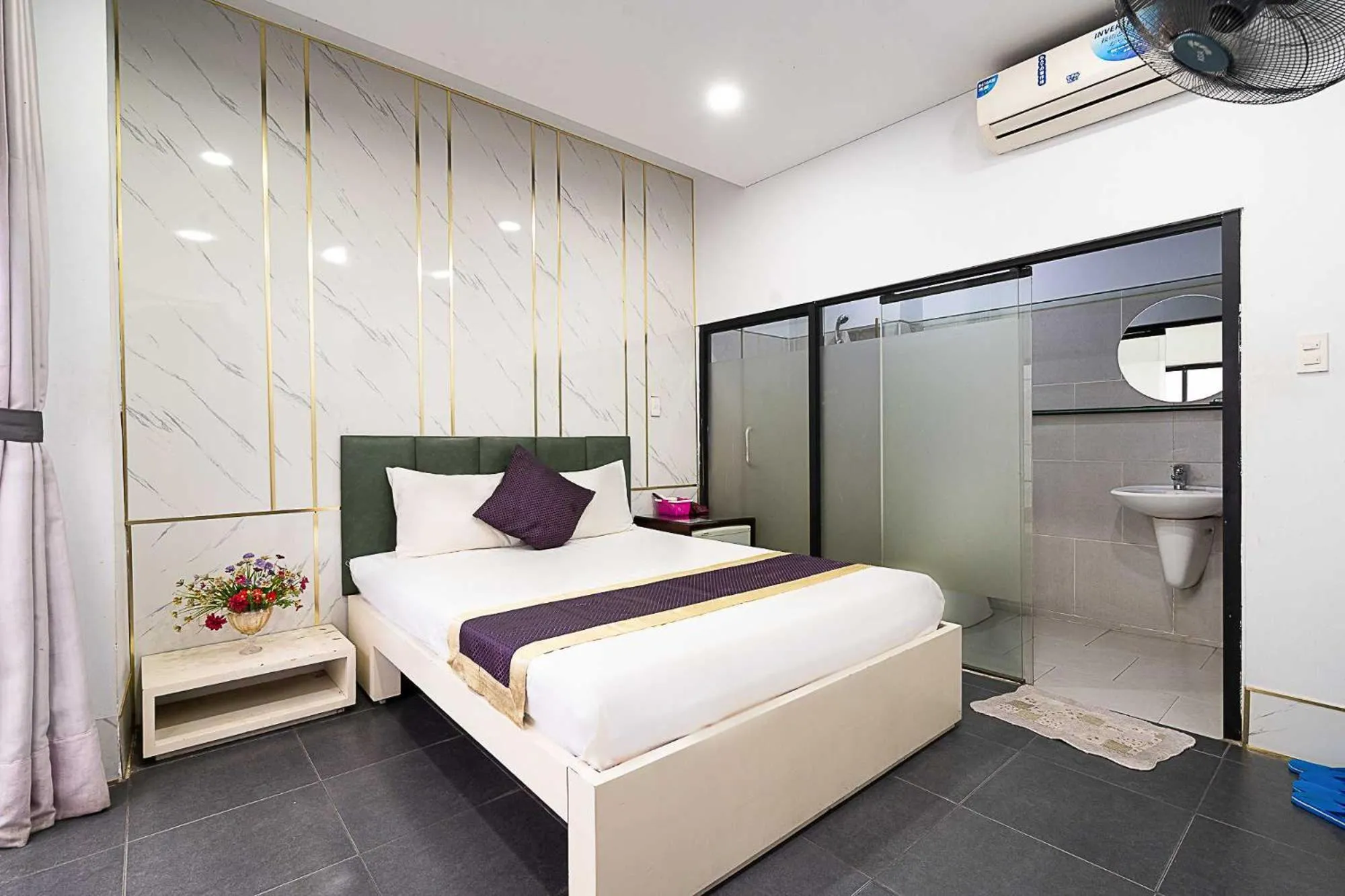 Bathroom, Bed in Collection O Duc Dat Hotel - Go Vap District