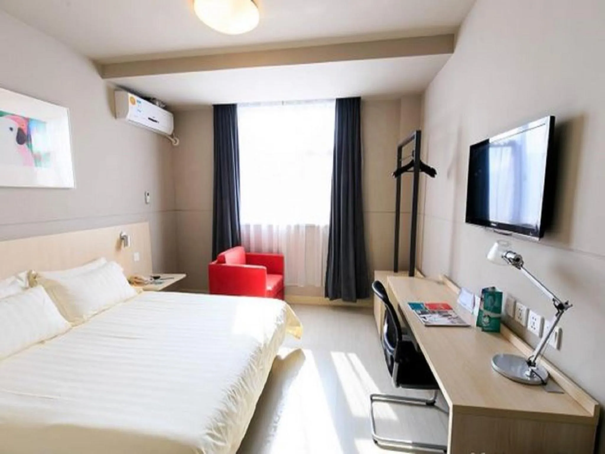 Bedroom, Bed in Jinjiang Inn Beihai Beibu Gulf Square