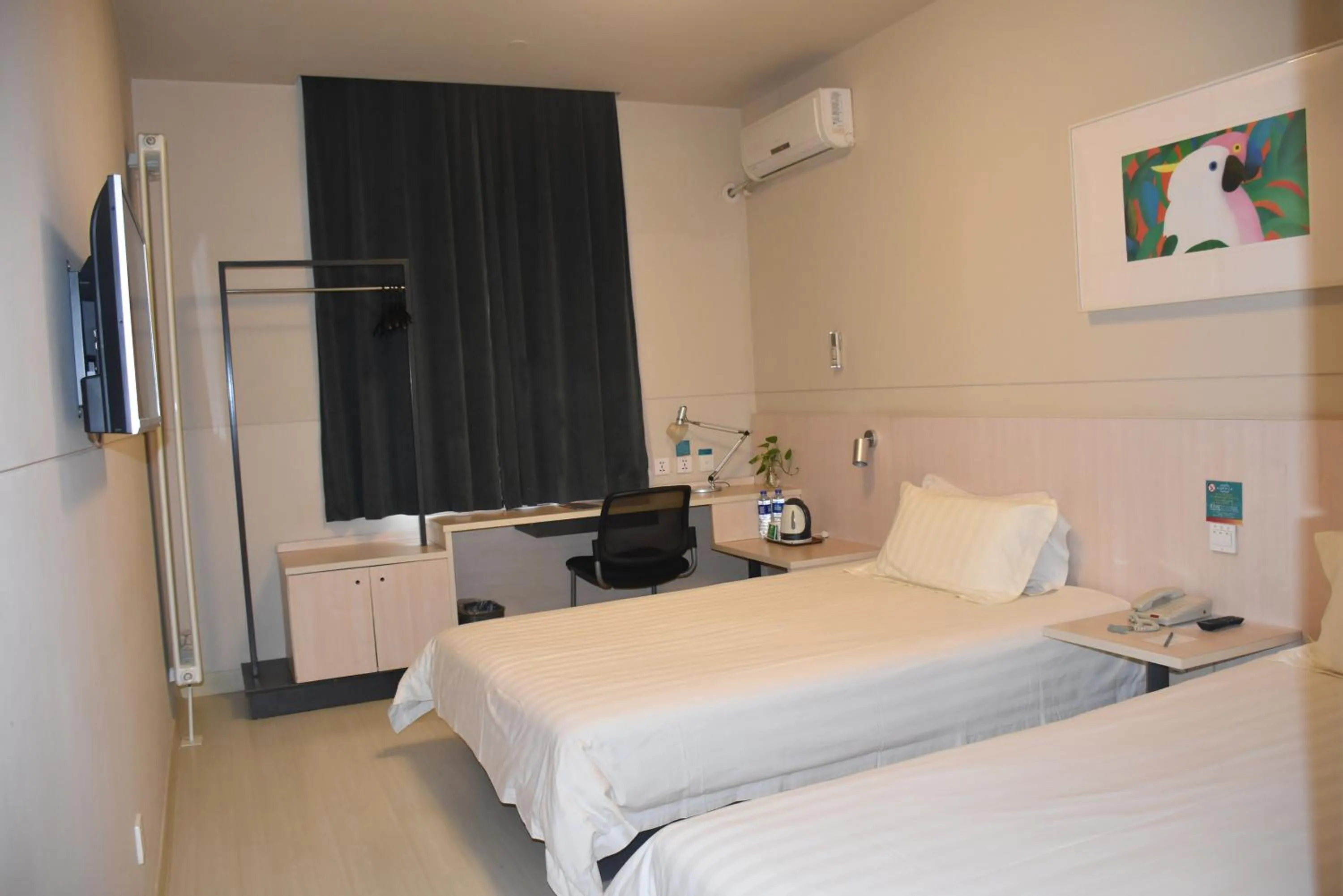 Photo of the whole room, Bed in Jinjiang Inn Beijing Fengtai East Avenue Railway Station