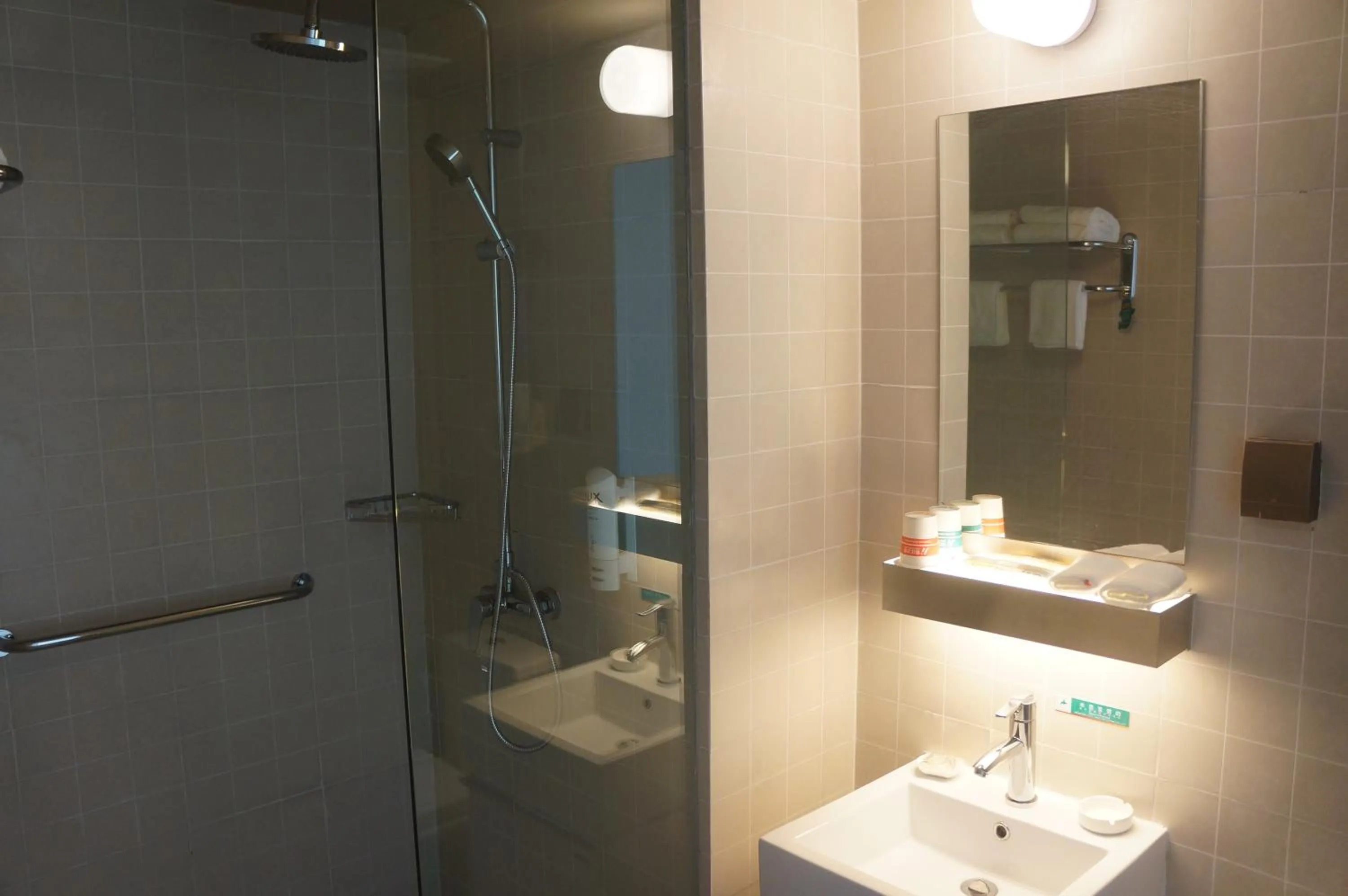Shower in Jinjiang Inn Haikou Guomao Jinlong Road