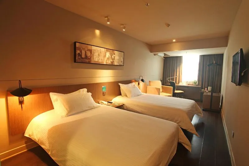 Photo of the whole room, Bed in Jinjiang Inn Haikou Guomao Jinlong Road