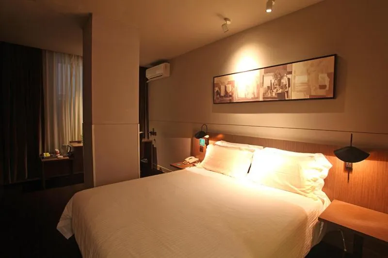 Photo of the whole room, Bed in Jinjiang Inn Haikou Guomao Jinlong Road