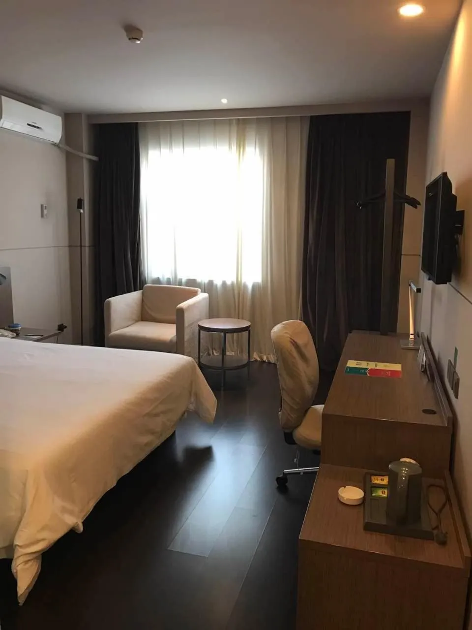 Photo of the whole room, TV/Entertainment Center in Jinjiang Inn Select Tianjin Tanggu Metro Station Zhongxin North Road