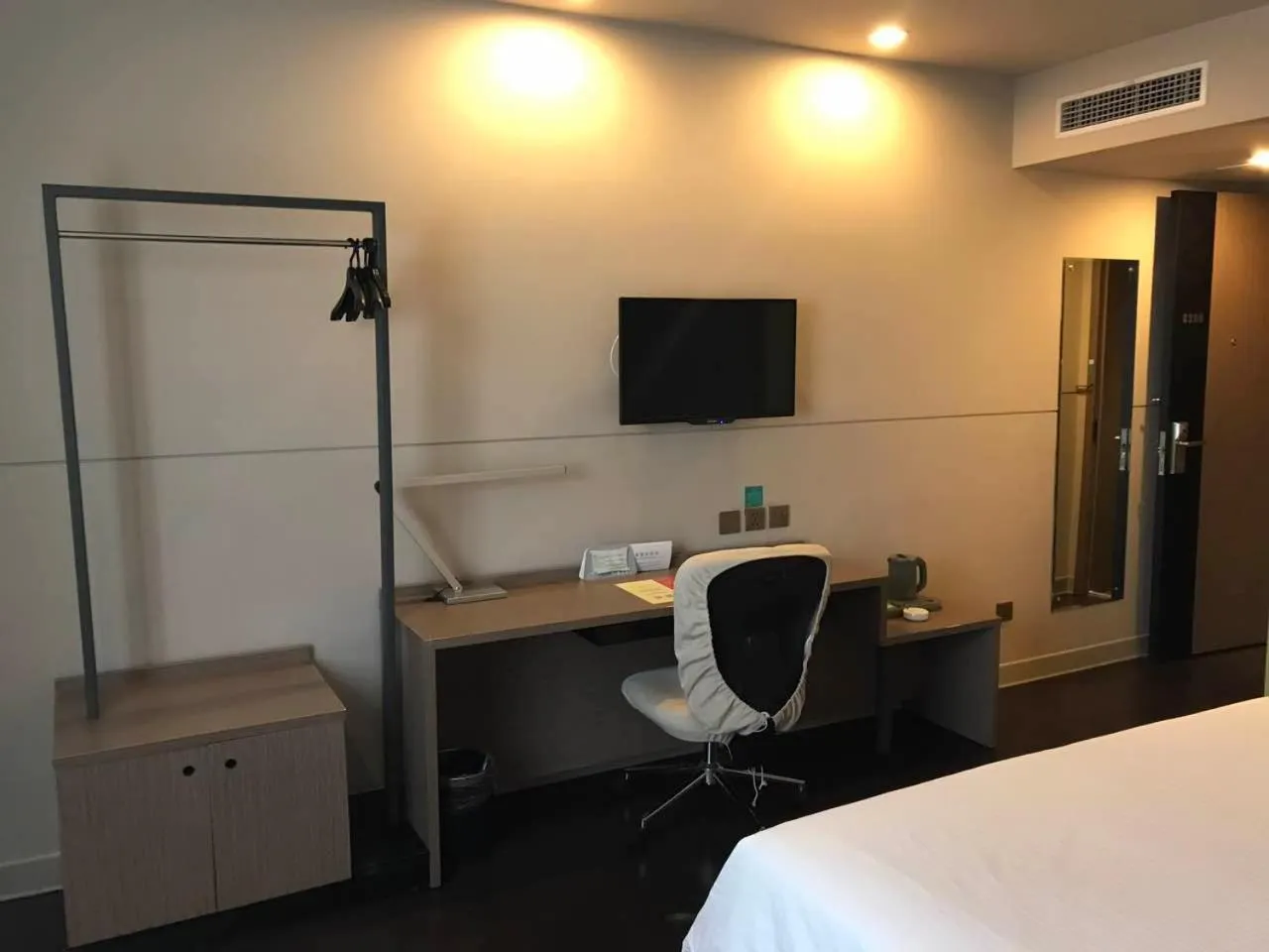 Seating area, TV/Entertainment Center in Jinjiang Inn Select Tianjin Tanggu Metro Station Zhongxin North Road