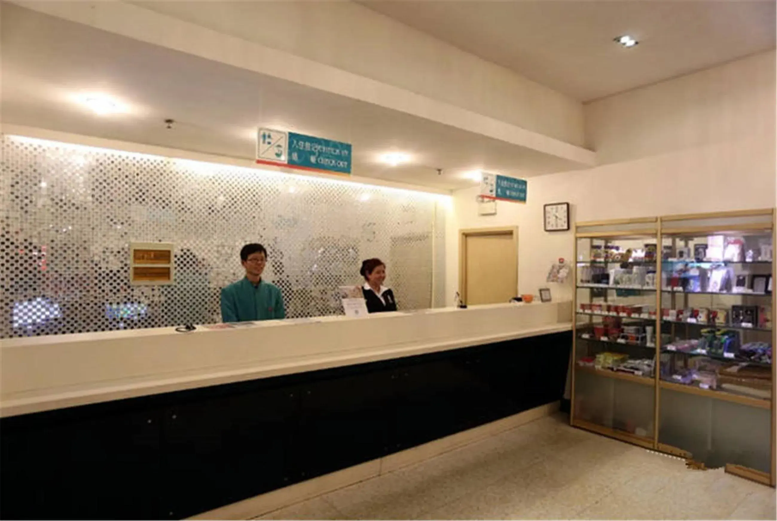 Property building in Jinjiang Inn Qingdao Bus Station Property building in Jinjiang Inn Qingdao Bus Station