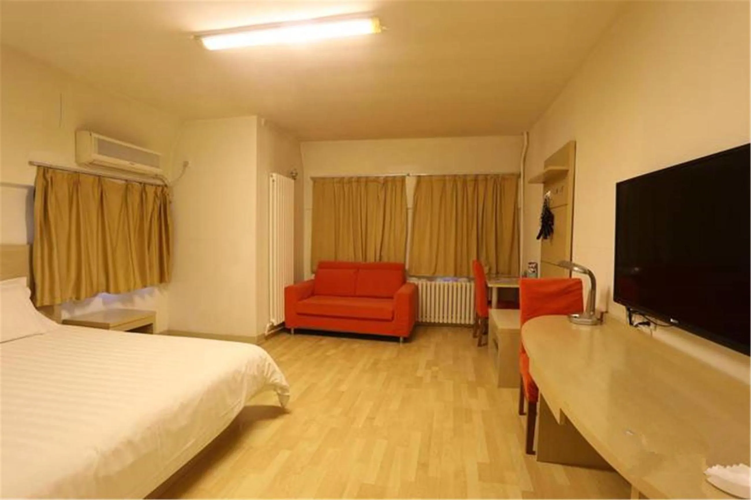 Bedroom, Bed in Jinjiang Inn Qingdao Bus Station