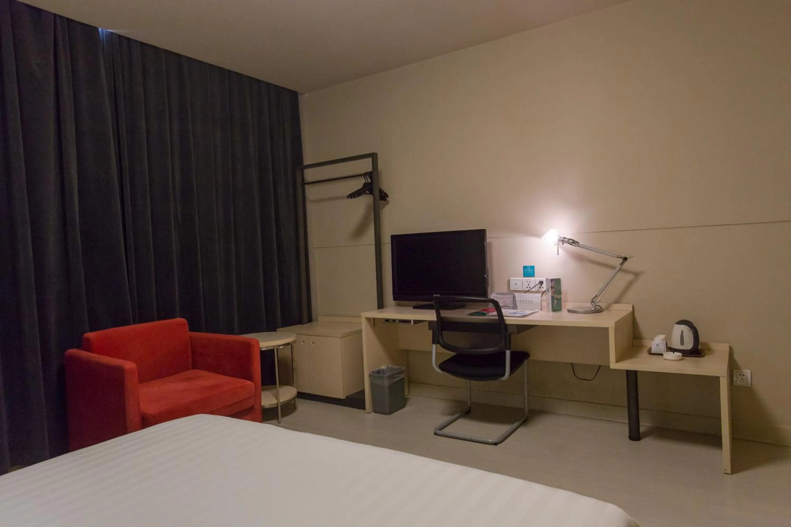 Photo of the whole room, Bed in Jinjiang Inn Beijing East Lianshi Road