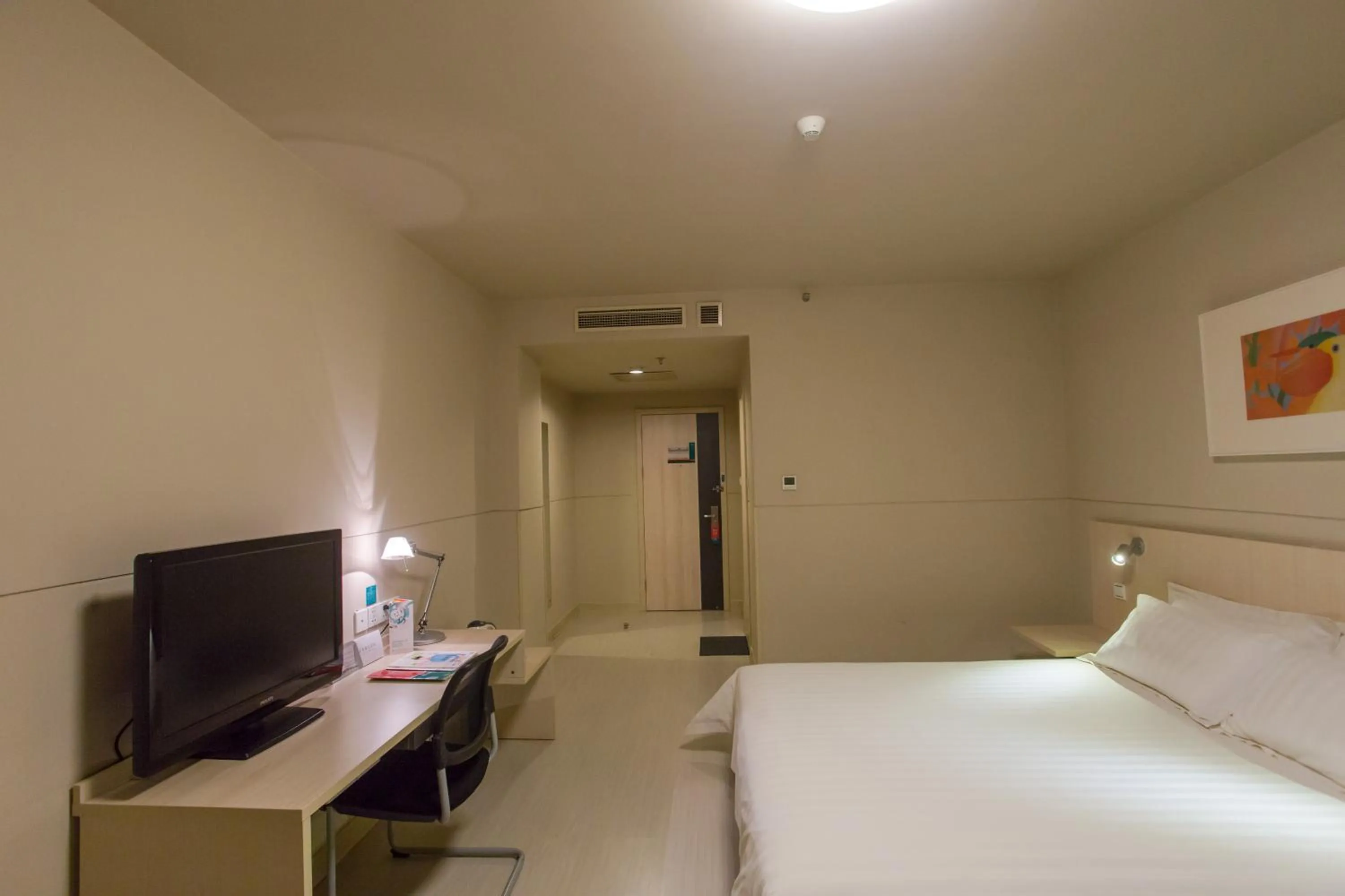 Living room, Bed in Jinjiang Inn Beijing East Lianshi Road