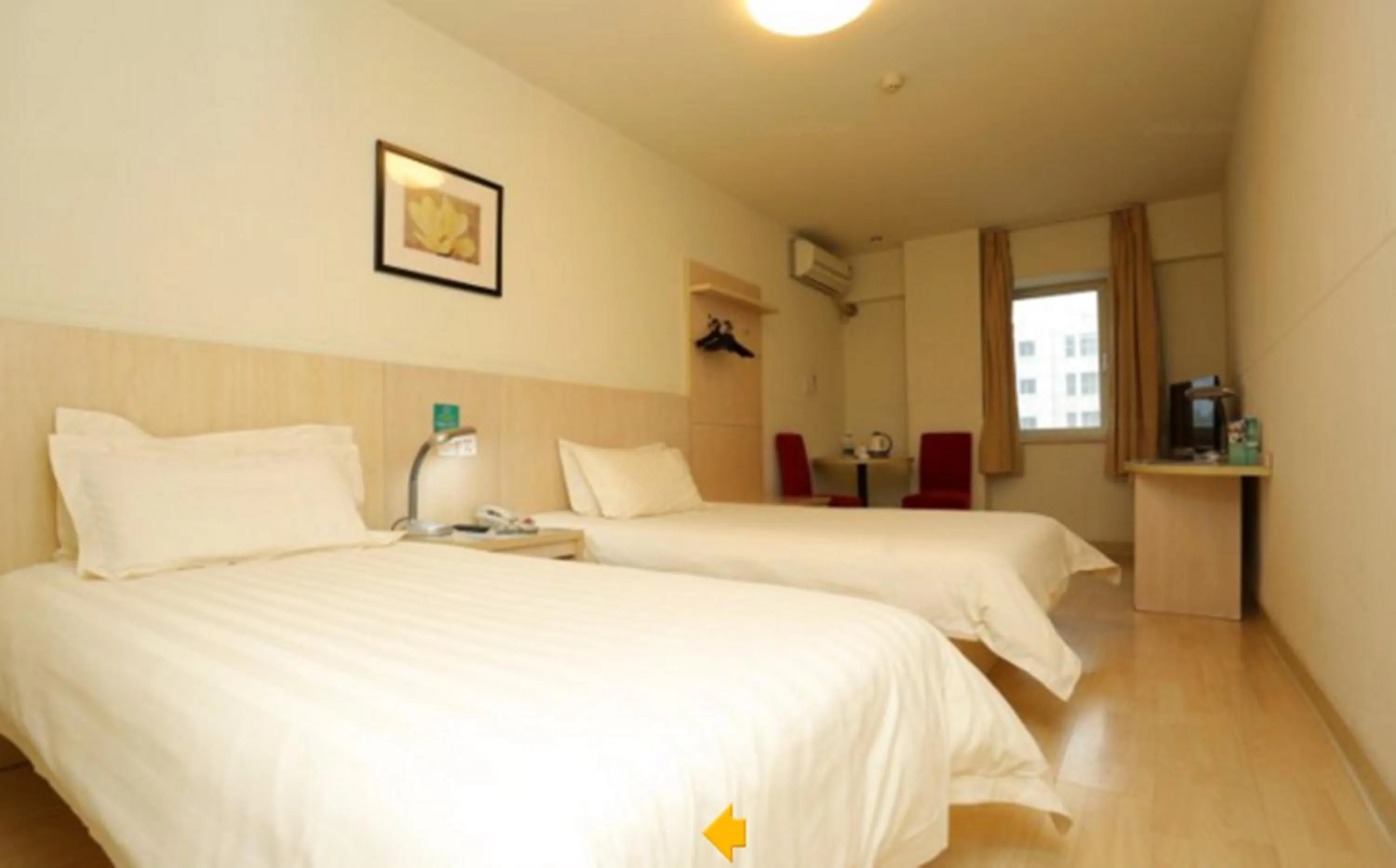 Photo of the whole room, Bed in Jinjiang Inn Wuhan Wuchang Railway Station