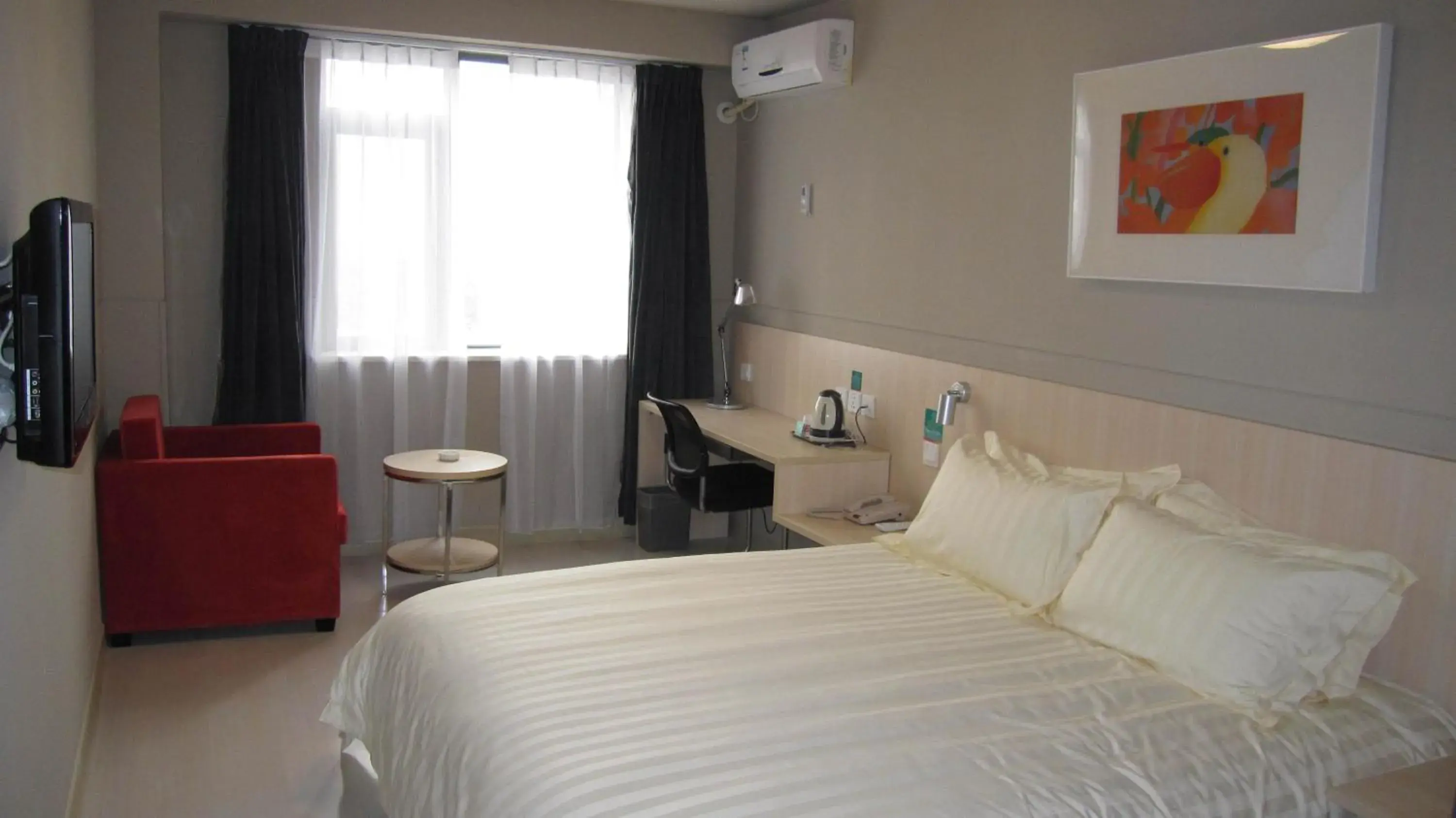 Day, Bed in Jinjiang Inn Wuhan Wuchang Railway Station Day, Bed in Jinjiang Inn Wuhan Wuchang Railway Station