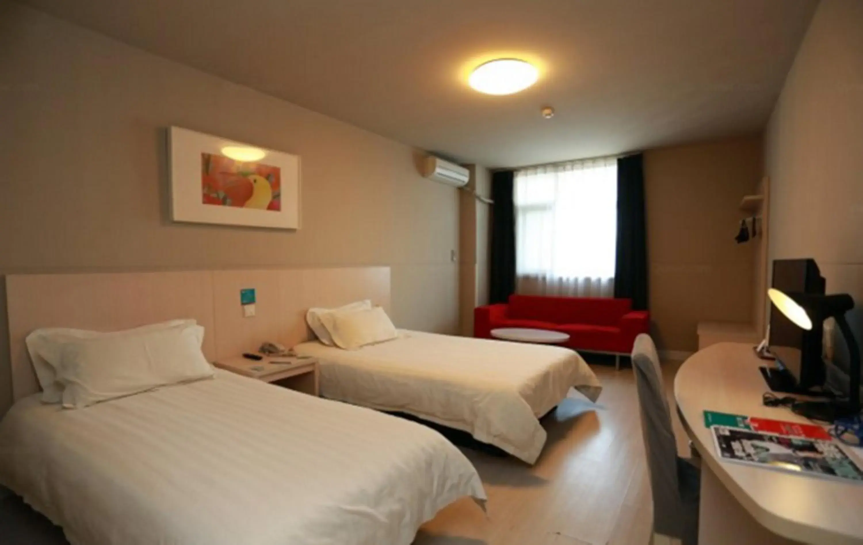 Photo of the whole room, Bed in Jinjiang Inn Wuhan Wuchang Railway Station Photo of the whole room, Bed in Jinjiang Inn Wuhan Wuchang Railway Station