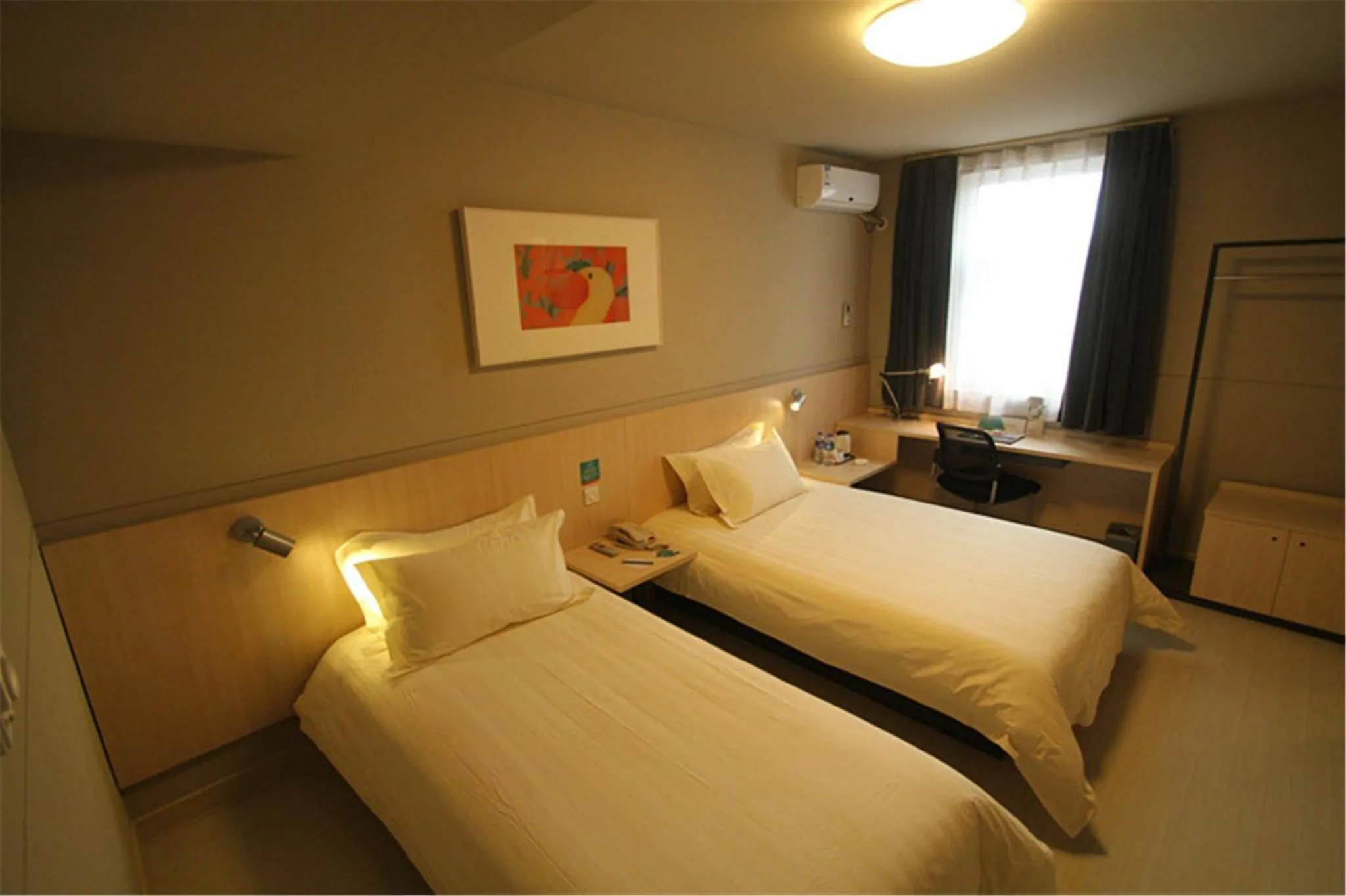 Photo of the whole room, Bed in Jinjiang Inn Changzhi Bayi Square