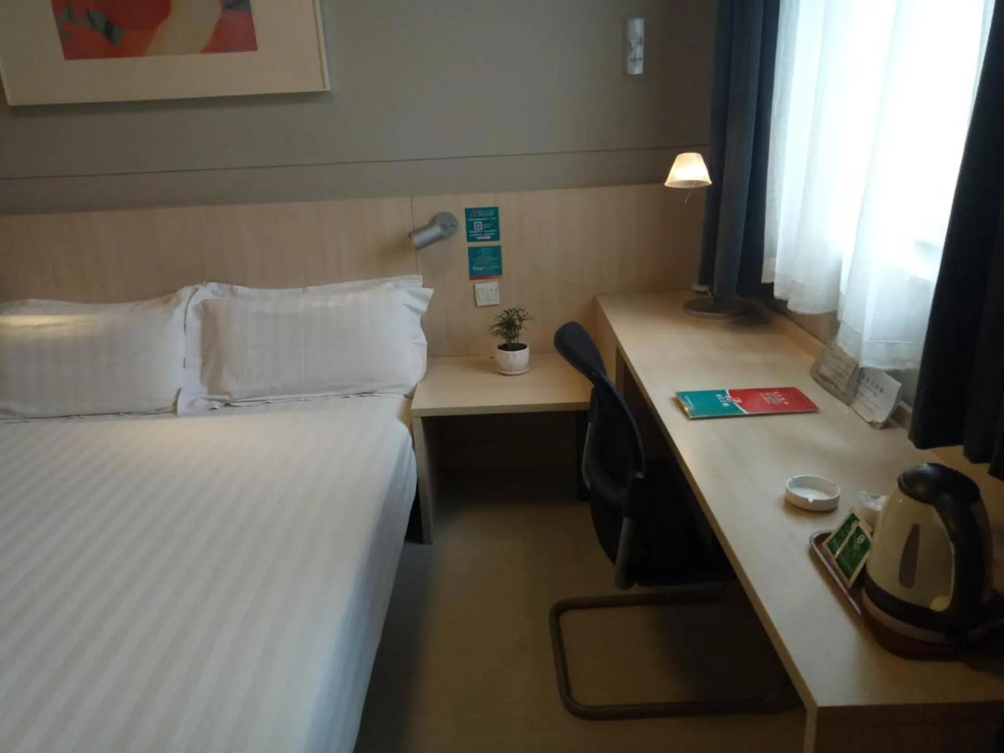 Seating area, Bed in Jinjiang Inn Changzhi Bayi Square