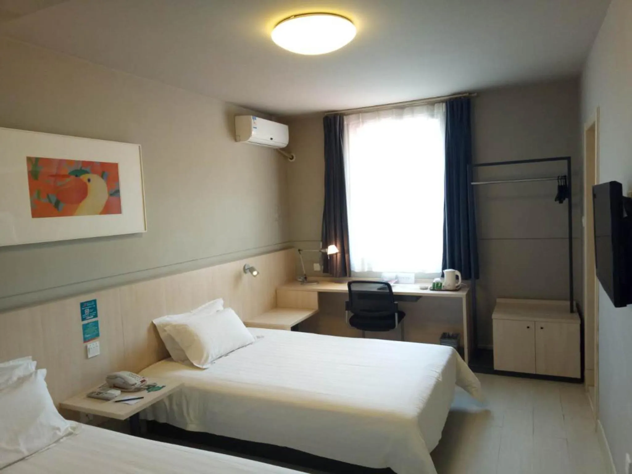 Photo of the whole room, Bed in Jinjiang Inn Changzhi Bayi Square