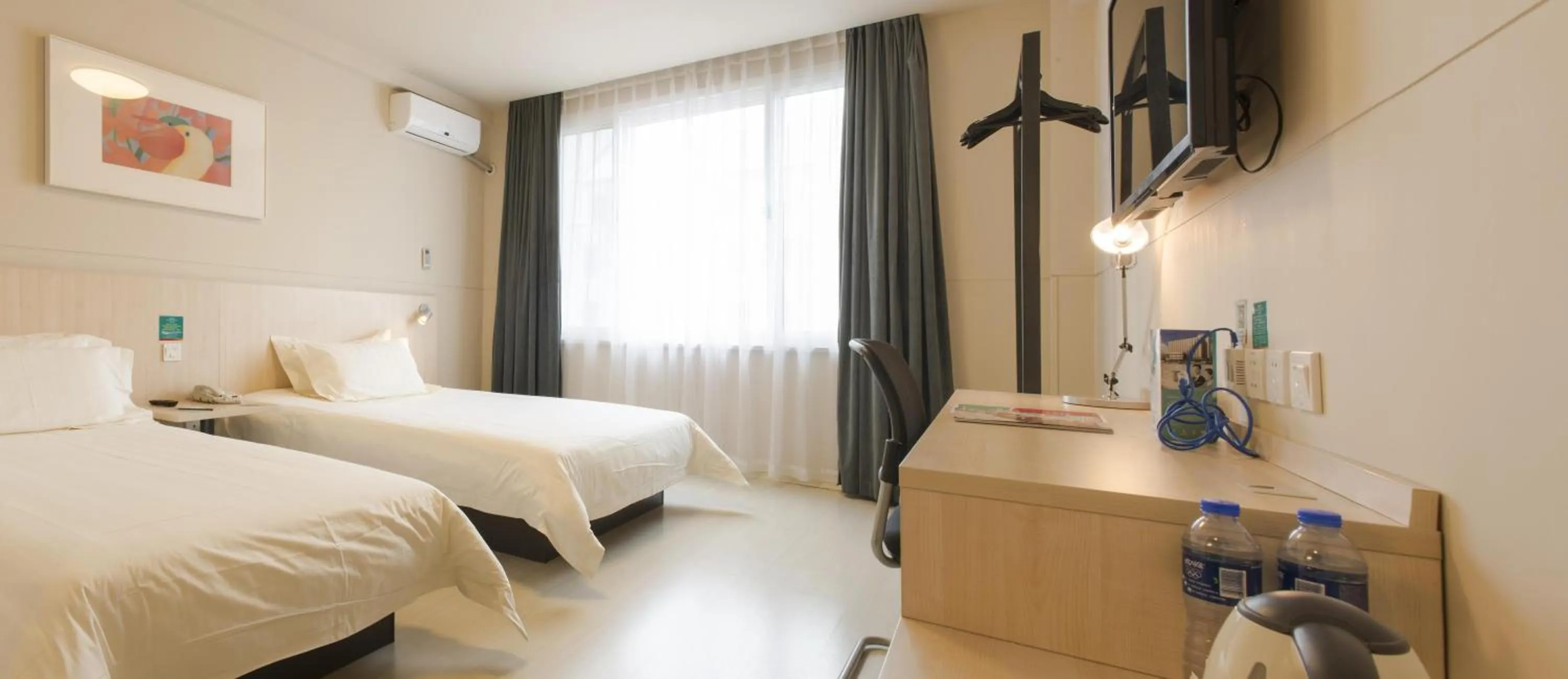 Photo of the whole room, Bed in Jinjiang Inn Dalian Lianhe Road