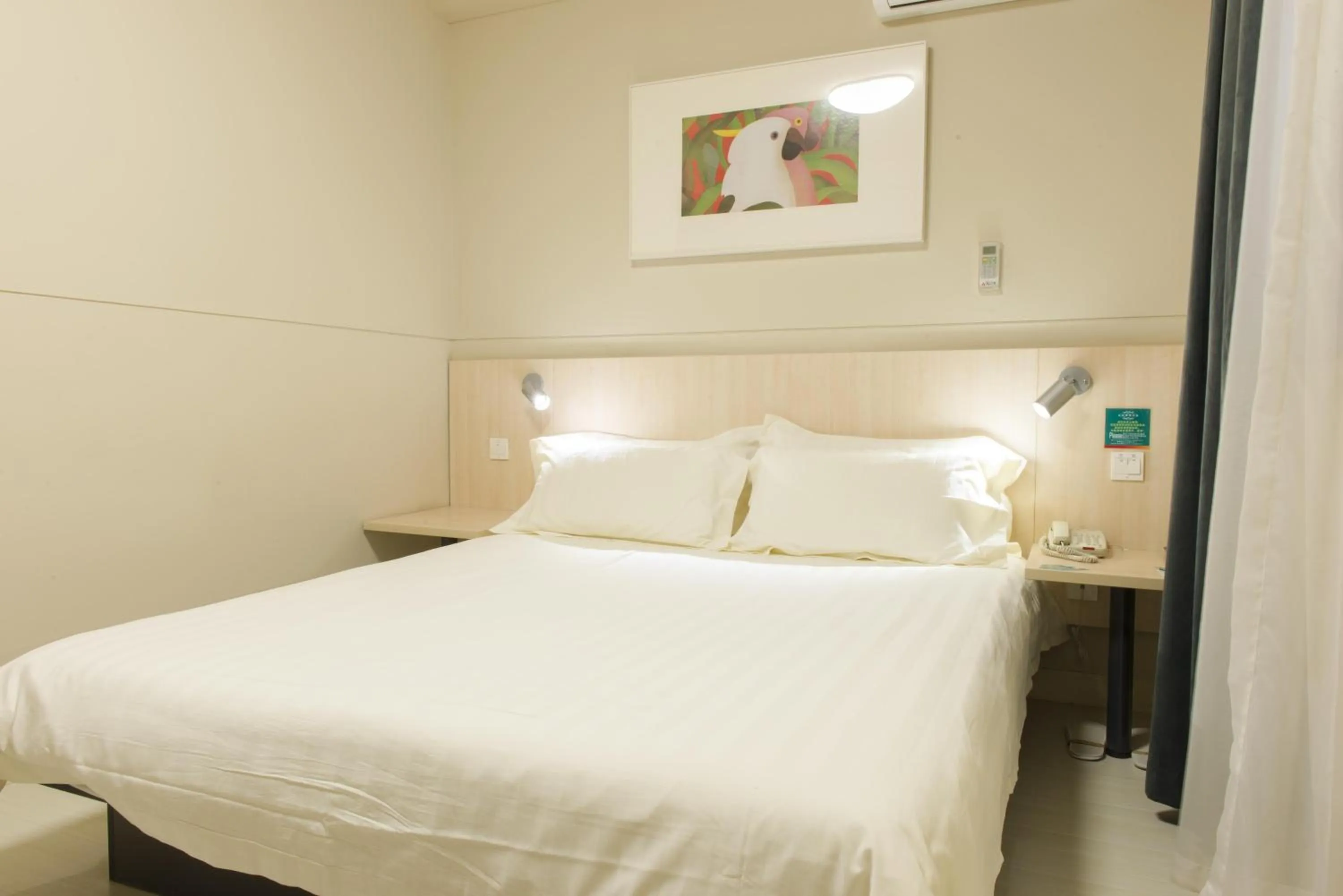 Photo of the whole room, Bed in Jinjiang Inn Dalian Lianhe Road