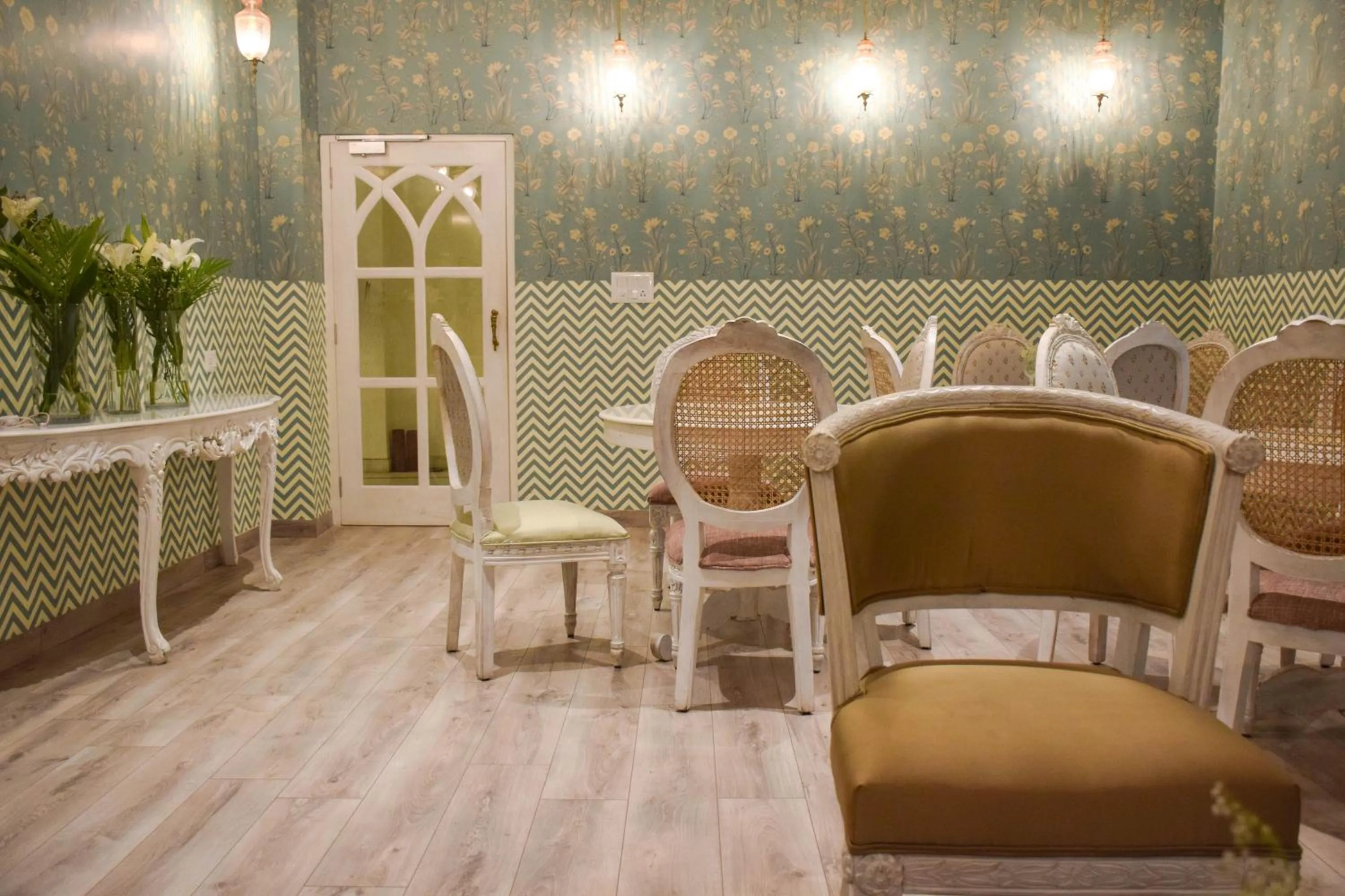 Restaurant/places to eat in Pandya Niwas