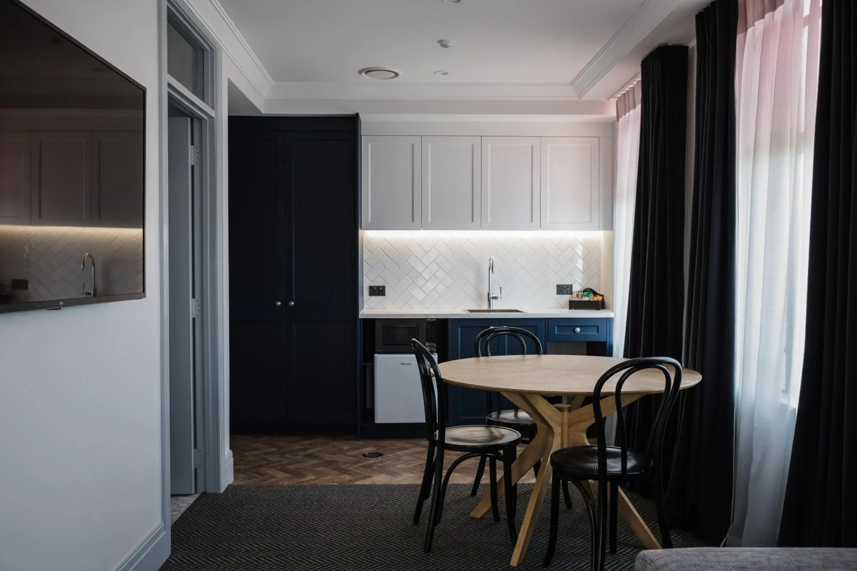 Superior King Suite in Criterion Hotel Napier Superior King Suite in Criterion Hotel Napier