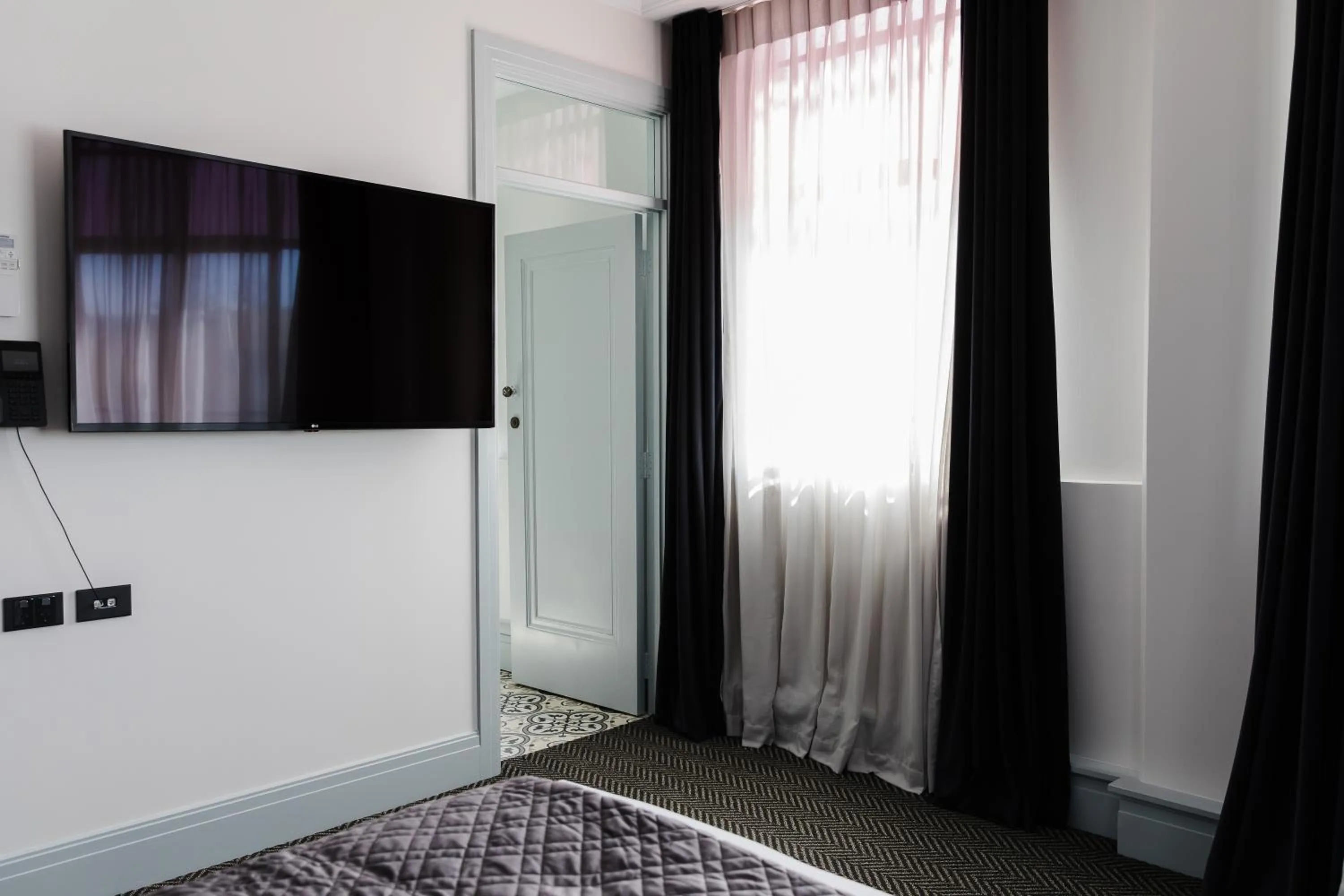 Deluxe Queen Suite in Criterion Hotel Napier