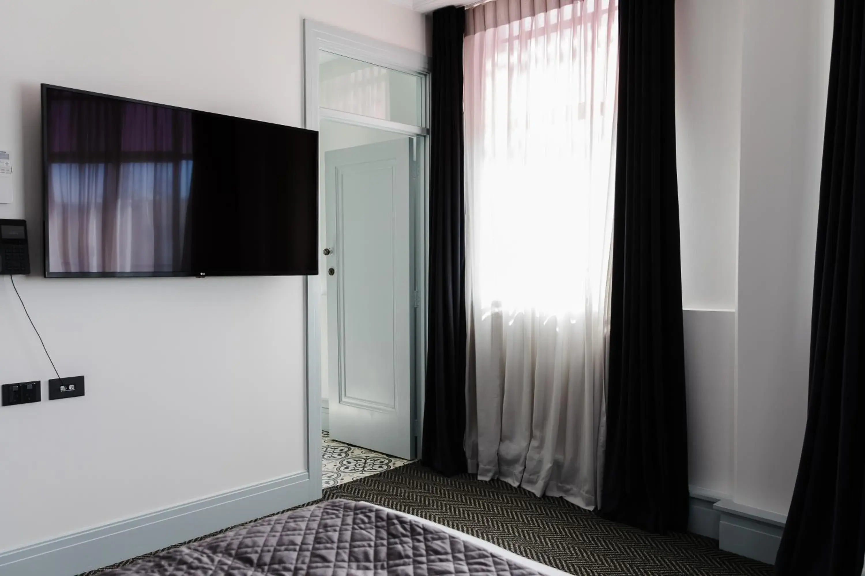 Deluxe Queen Suite in Criterion Hotel Napier Deluxe Queen Suite in Criterion Hotel Napier