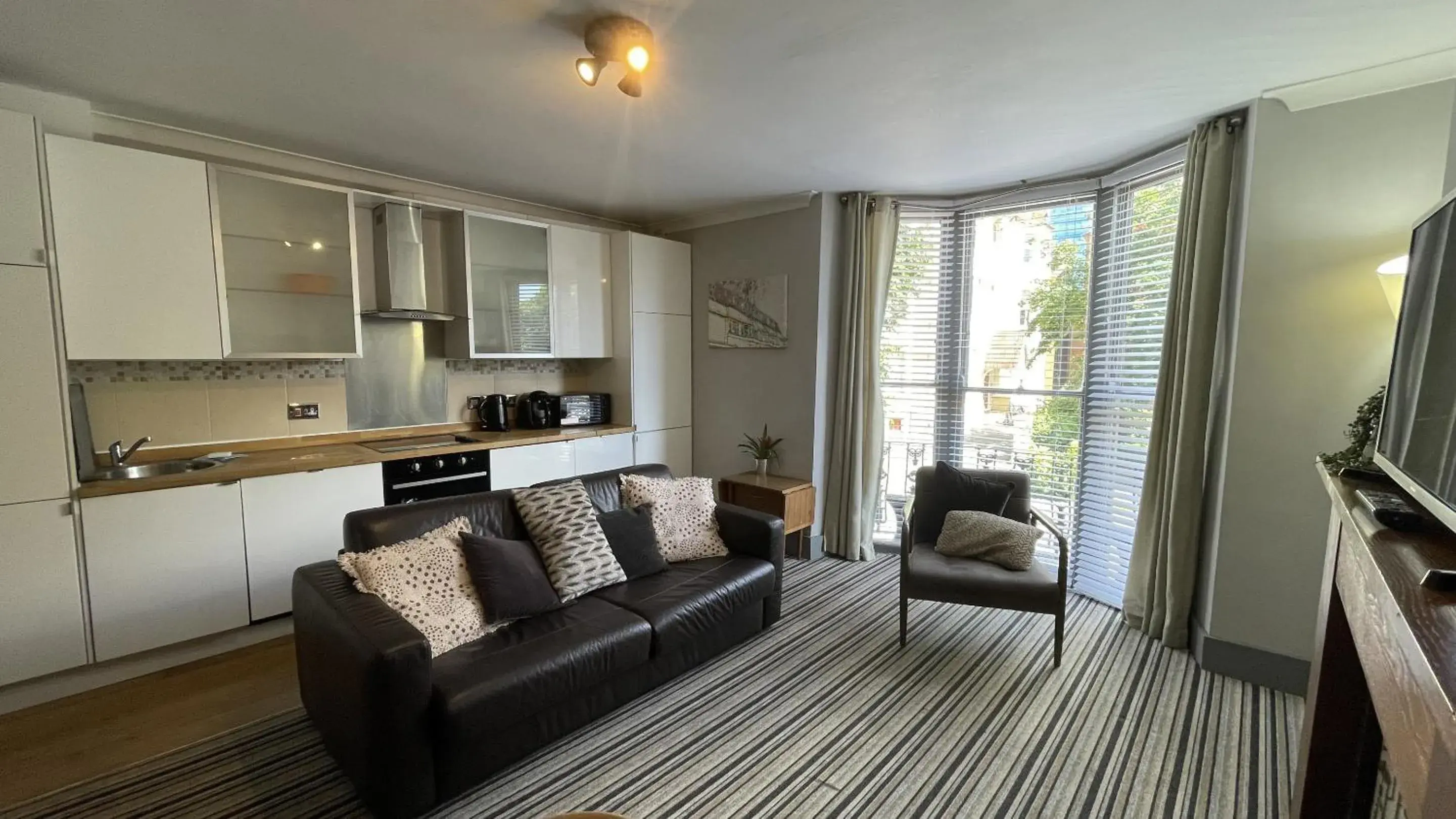 Living room in EI8HT Brighton Guest Accommodation Living room in EI8HT Brighton Guest Accommodation