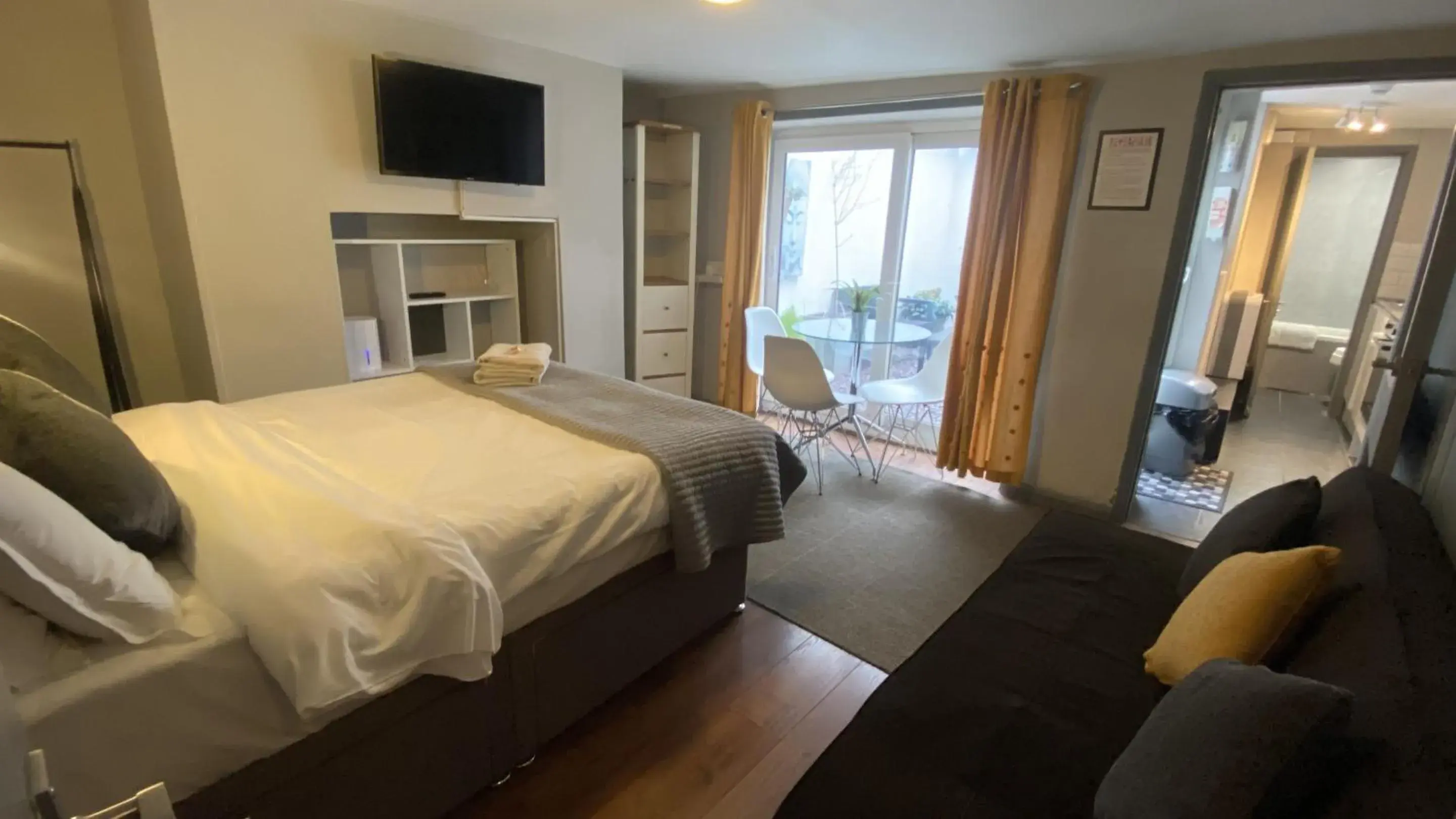 Bedroom, Bed in EI8HT Brighton Guest Accommodation Bedroom, Bed in EI8HT Brighton Guest Accommodation