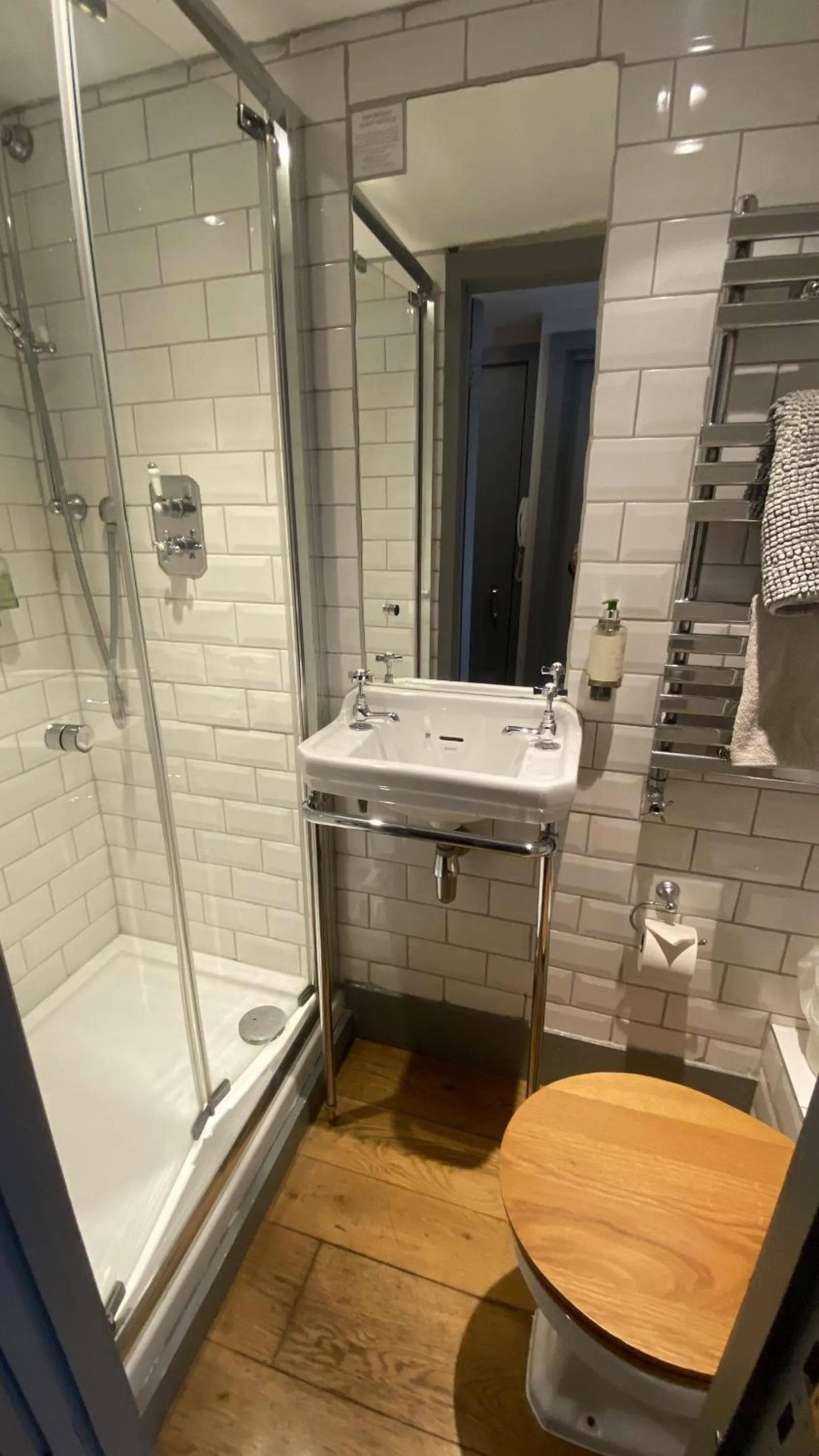 Bathroom in EI8HT Brighton Guest Accommodation