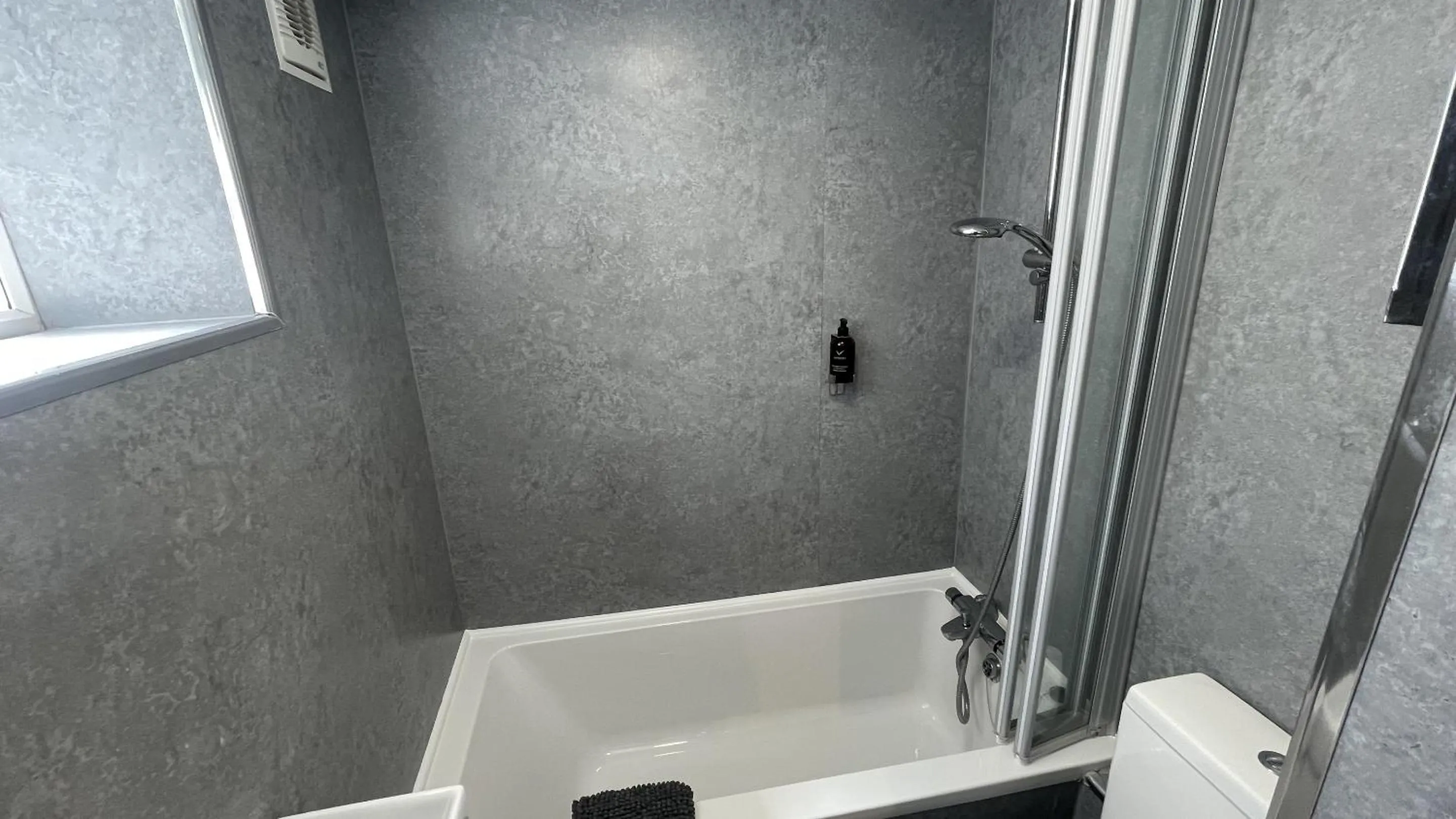 Bathroom in EI8HT Brighton Guest Accommodation